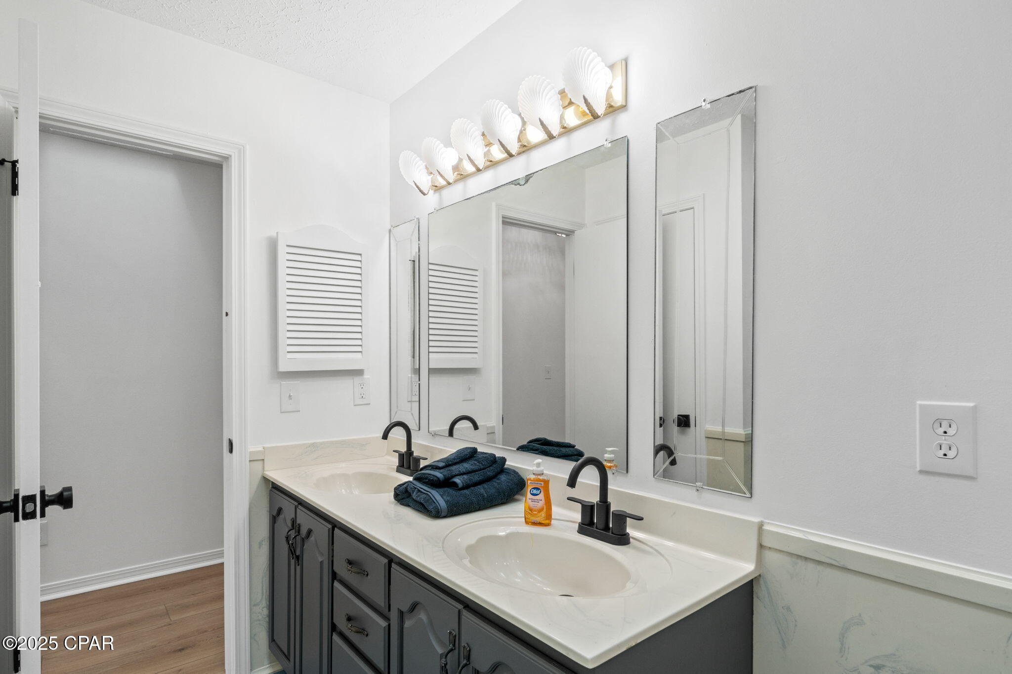 224 E Lakeshore Drive