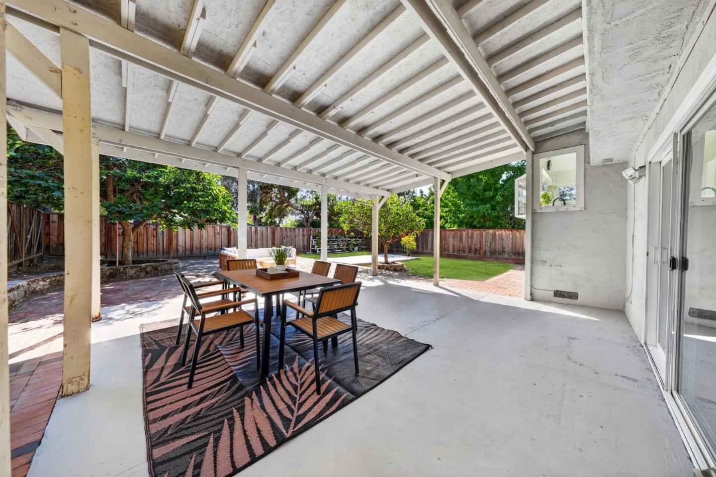 1709 Four Oaks RD