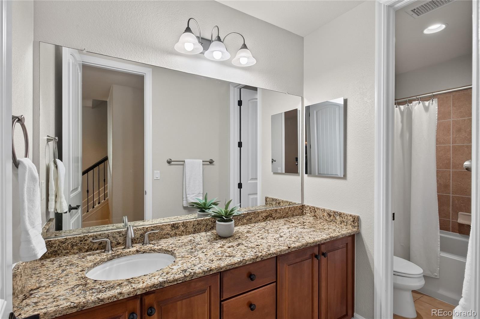 255 Maplehurst Point