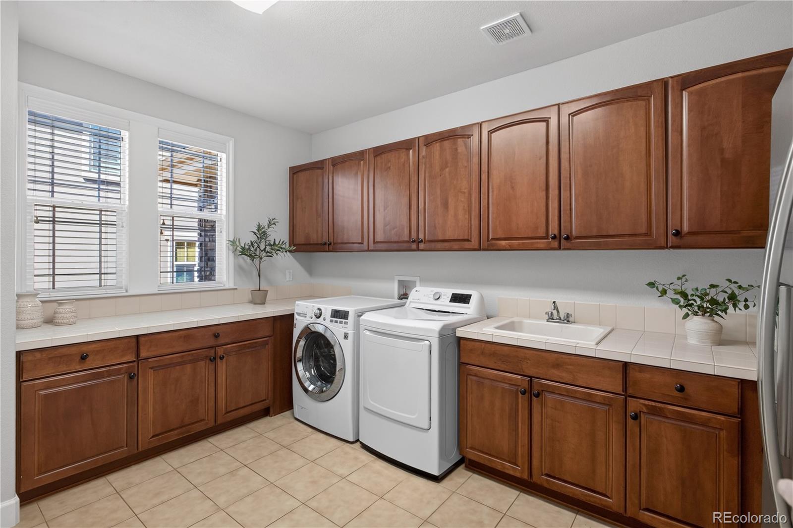 255 Maplehurst Point