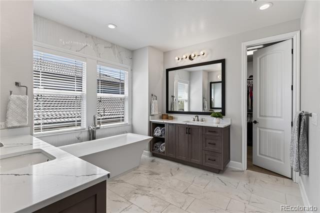 255 Maplehurst Point