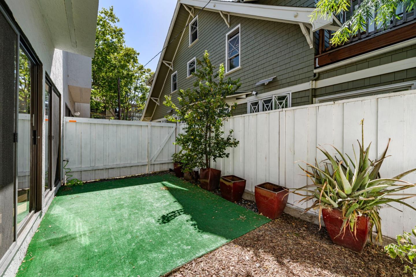 833 Laurel AVE