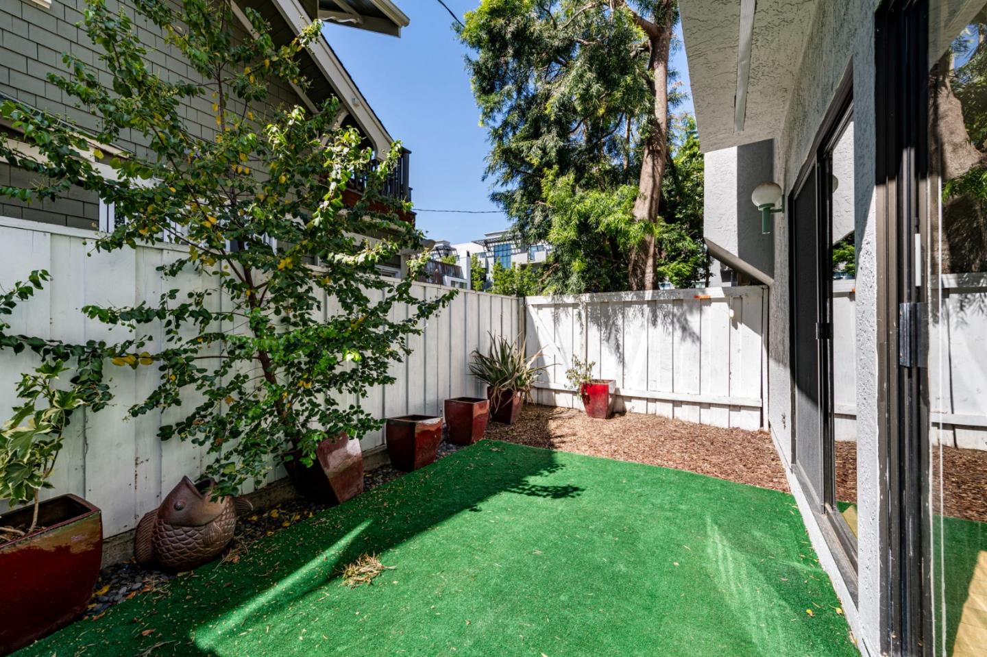 833 Laurel AVE