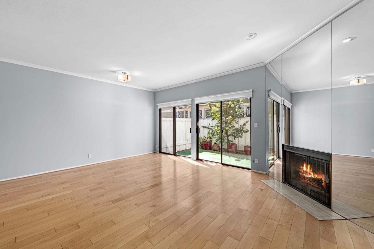 833 Laurel AVE