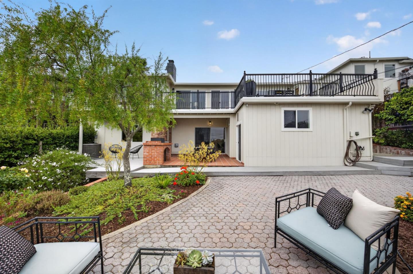1516 Alturas DR