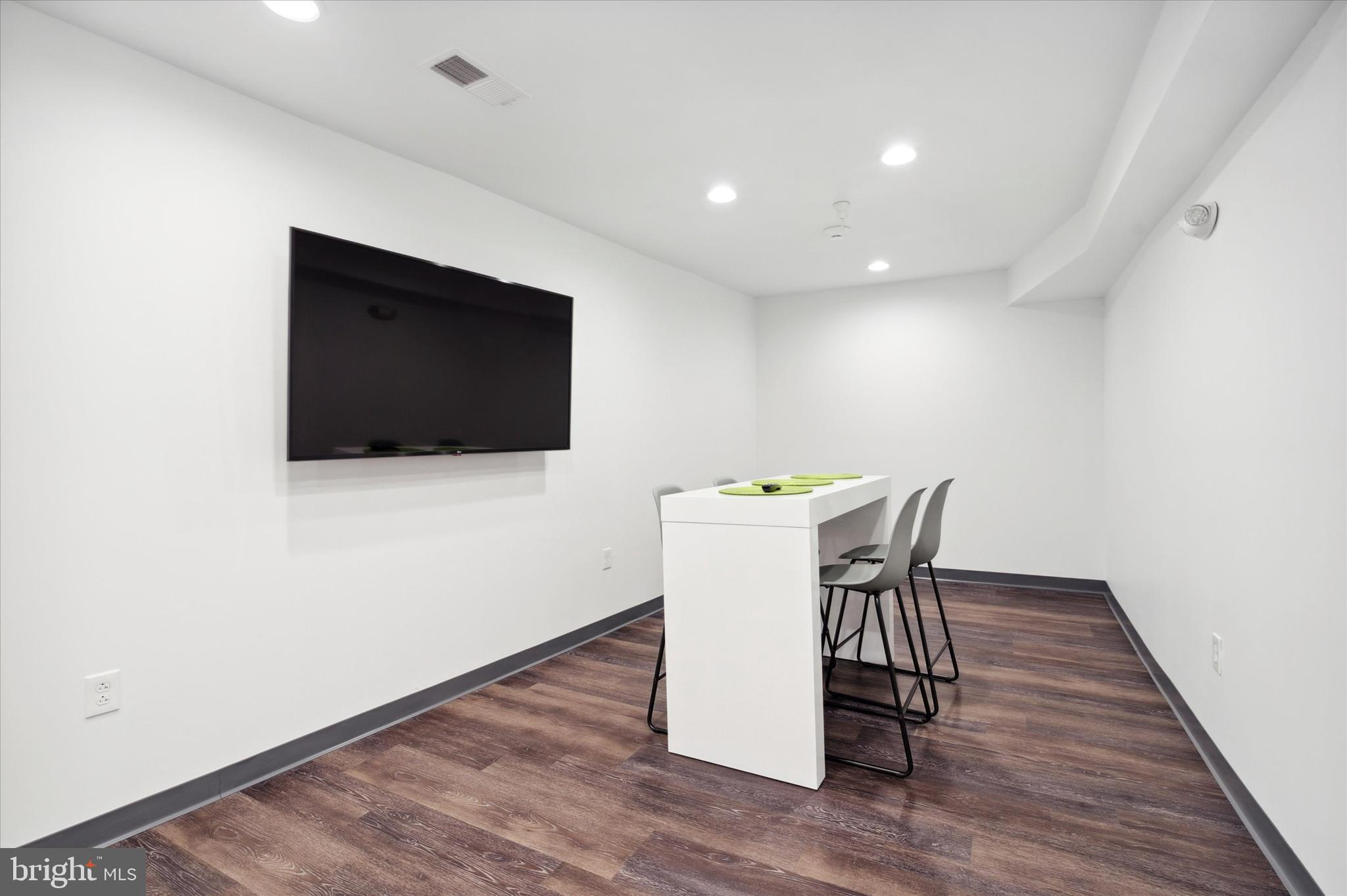 225 W HIGH STREET 1
