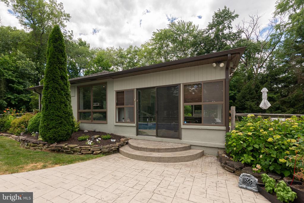 75 RUSSELL ROAD N
