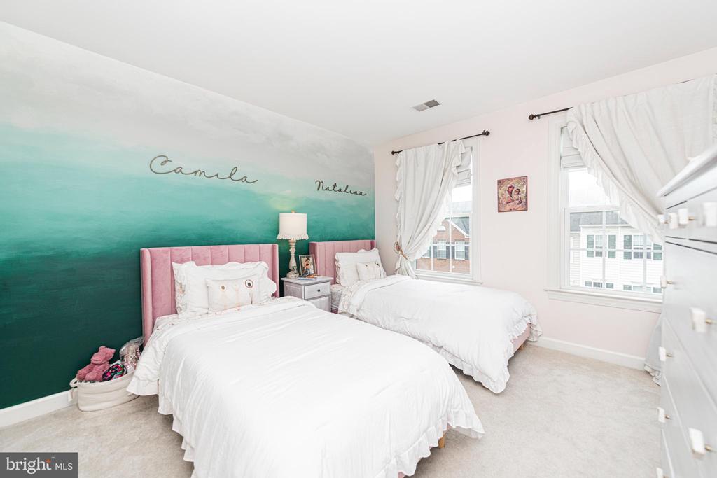 3219 ELLINGTON LANE