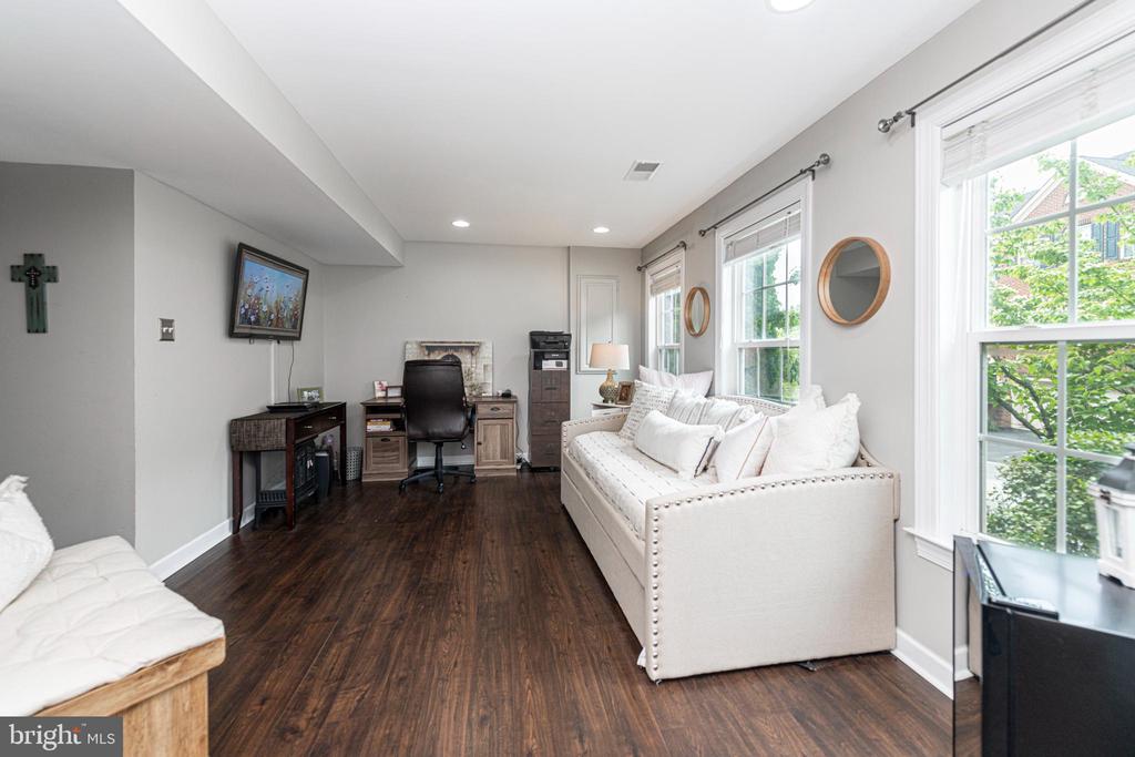 3219 ELLINGTON LANE