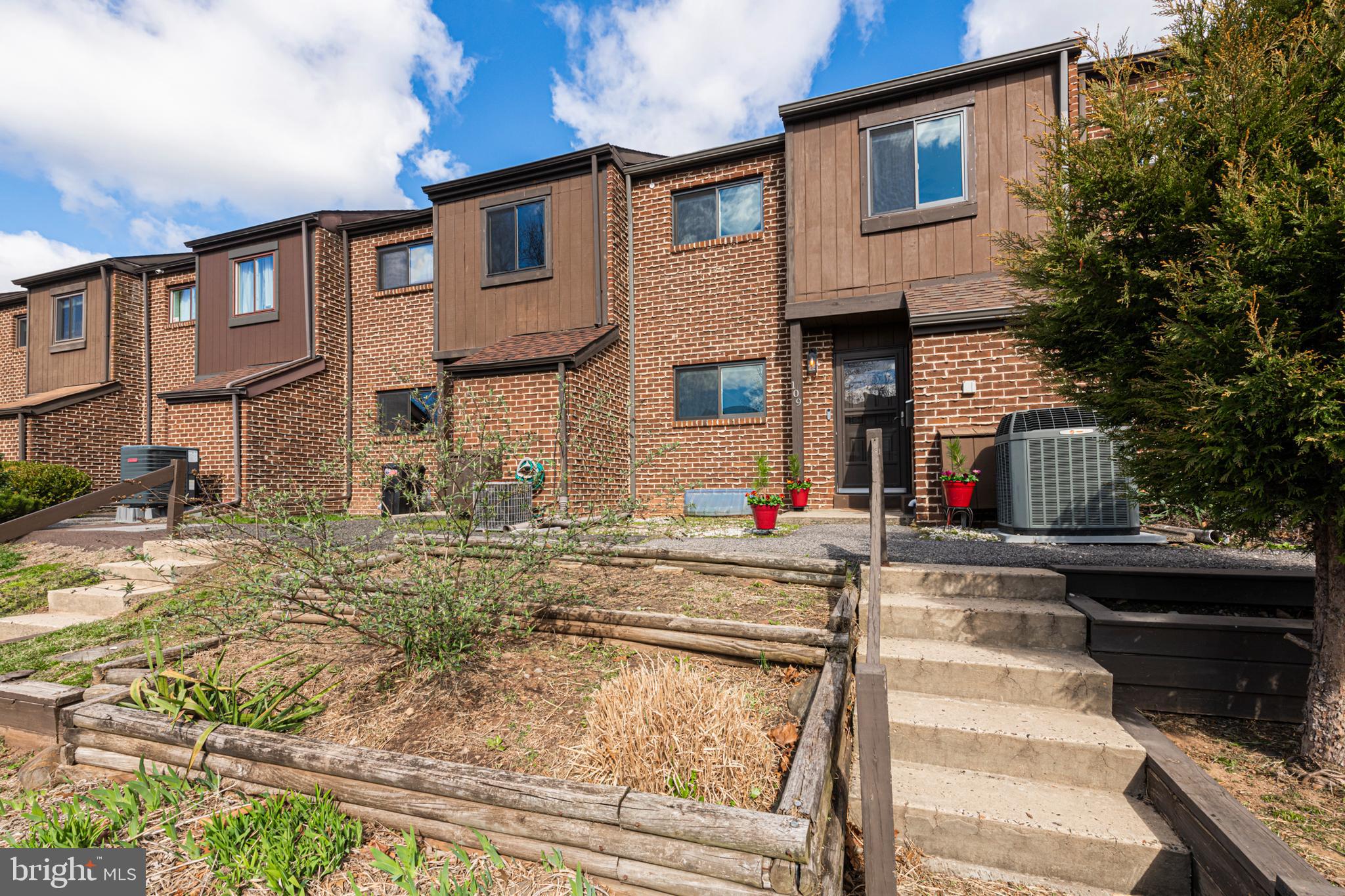 109 SYCAMORE COURT