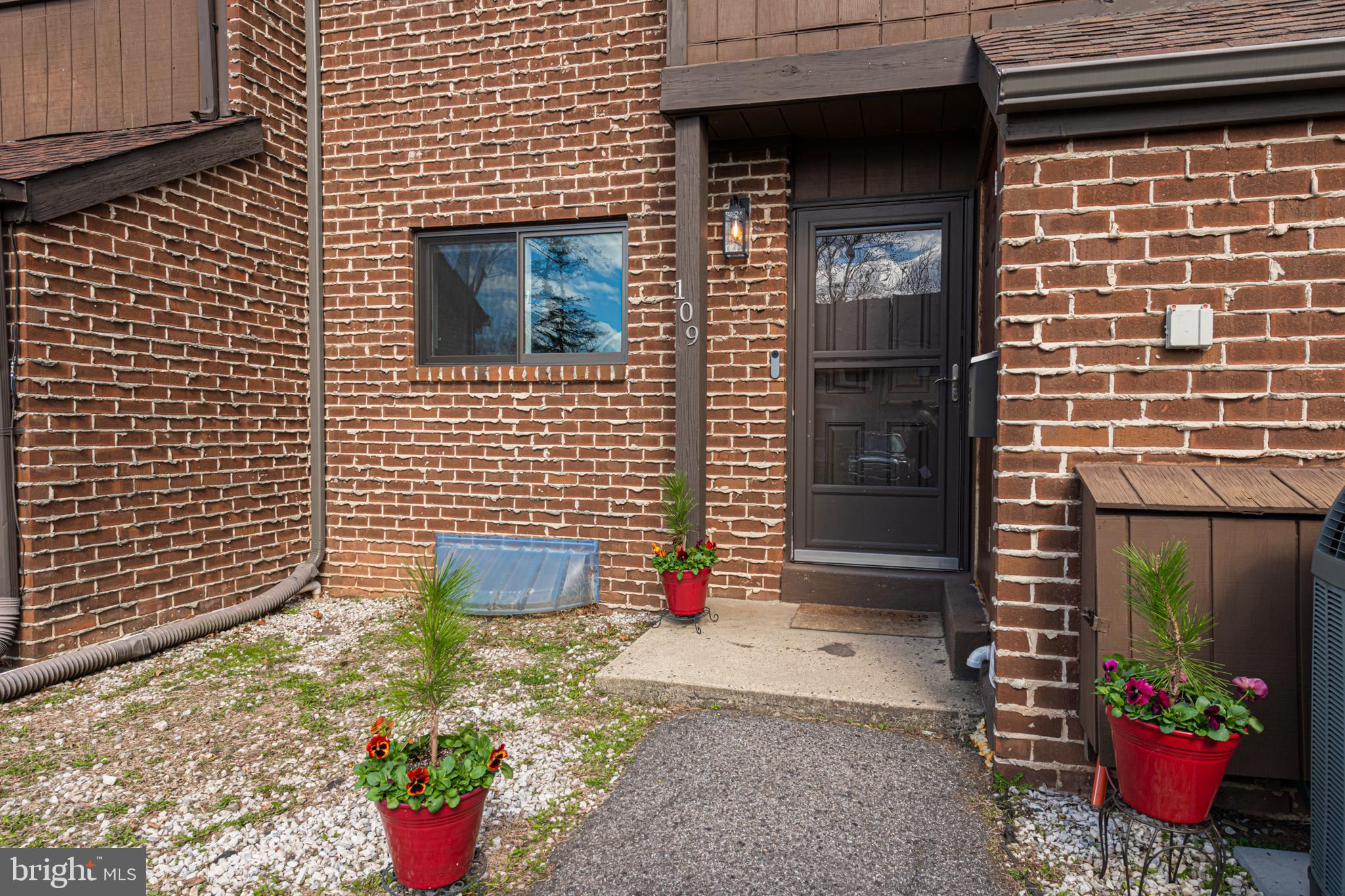 109 SYCAMORE COURT