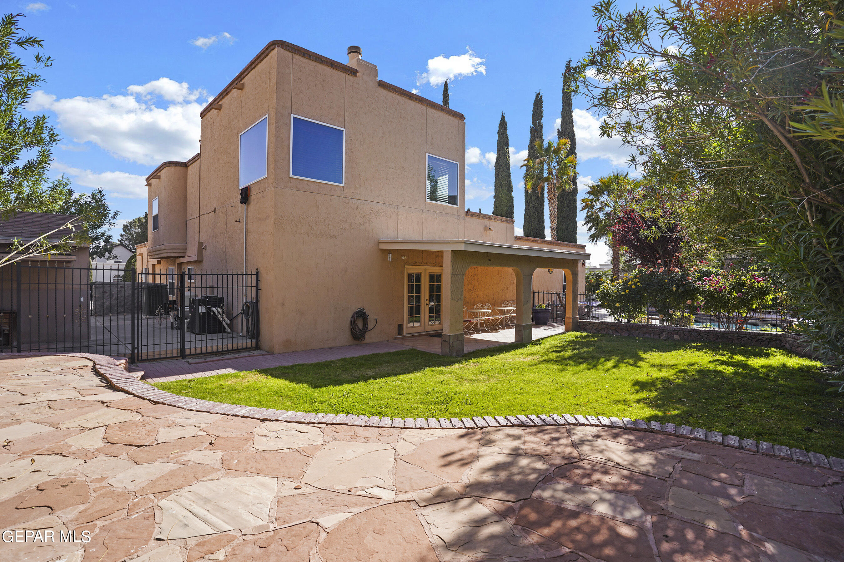 852 CRESTA ALTA Drive