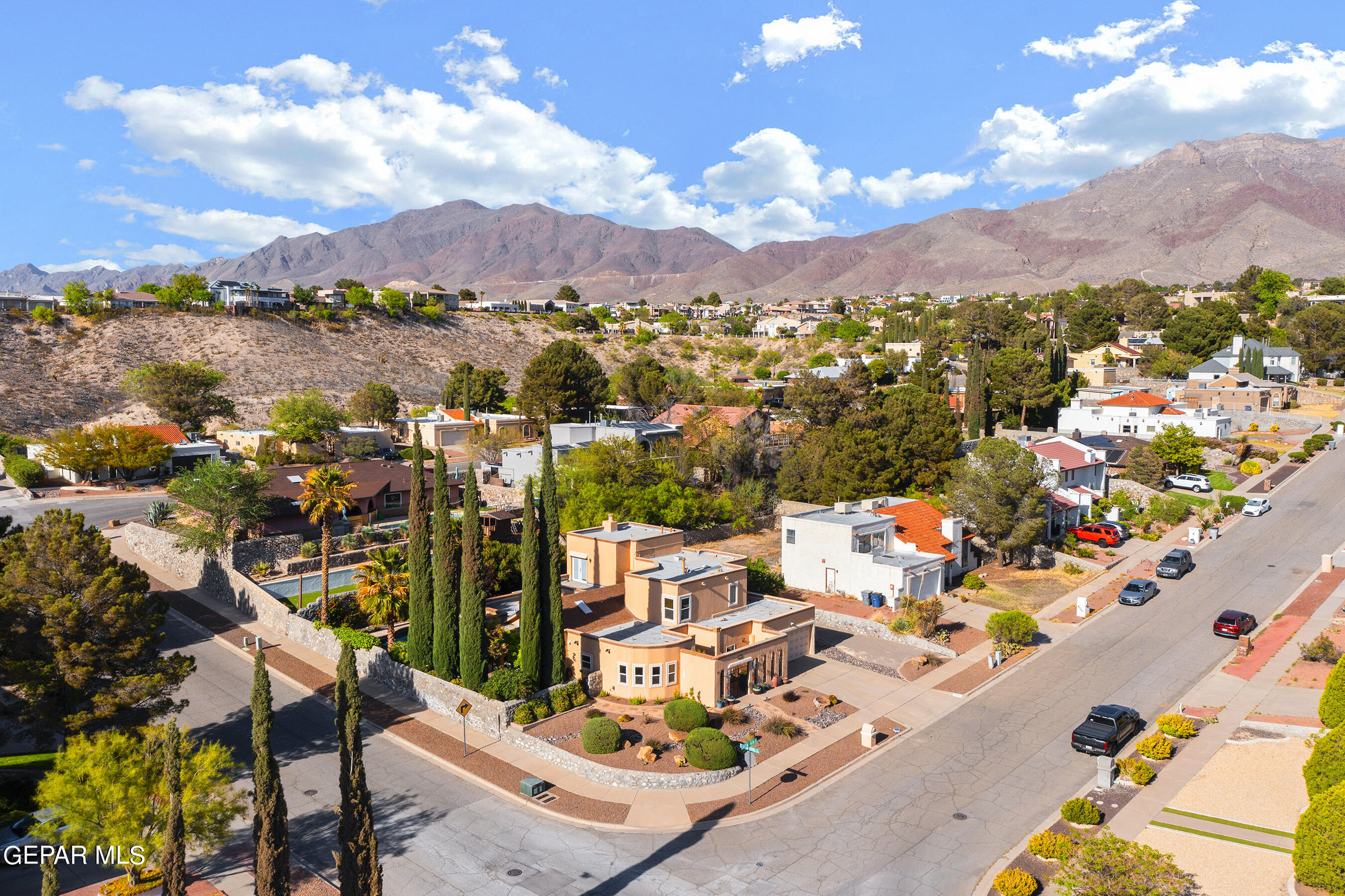 852 CRESTA ALTA Drive