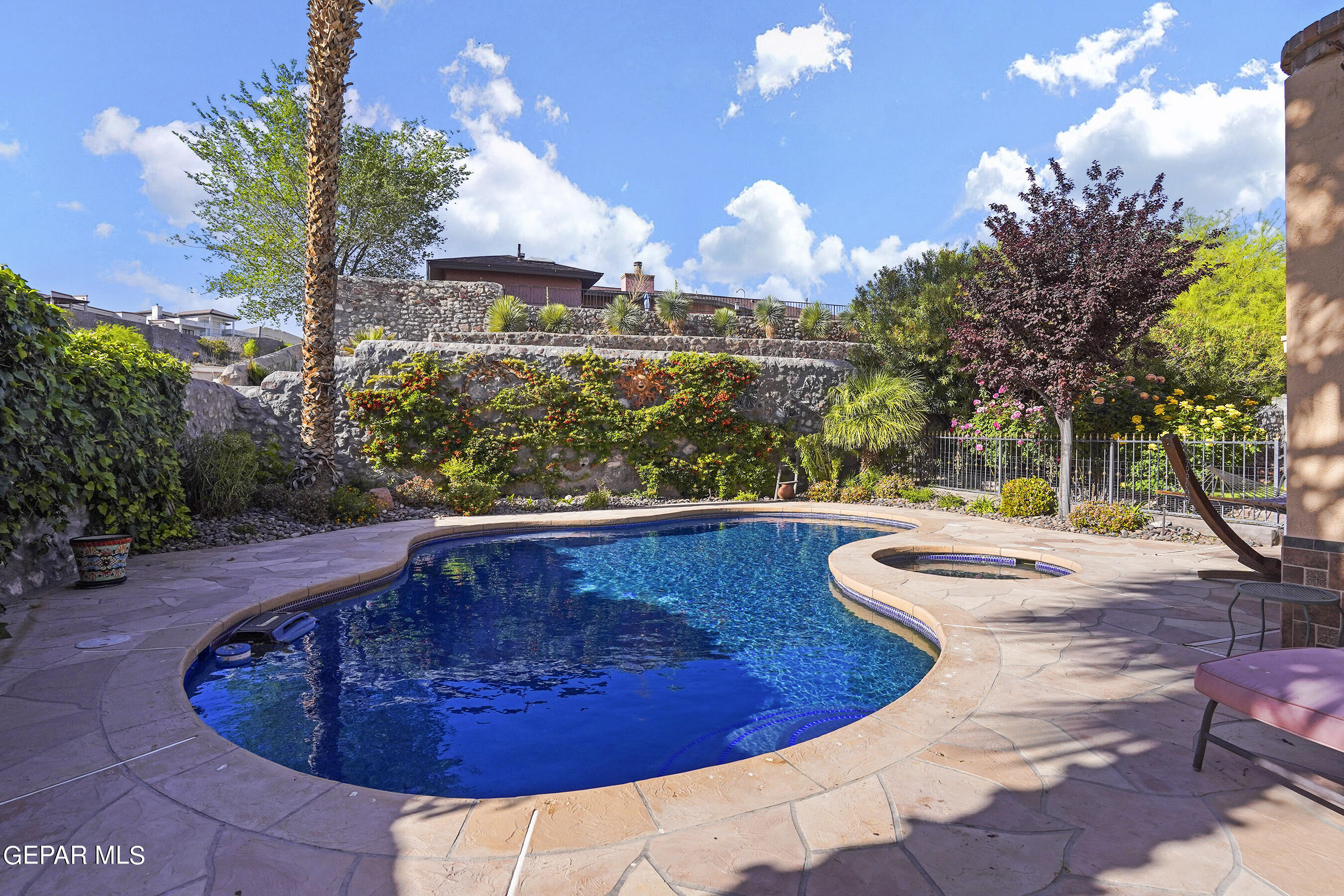 852 CRESTA ALTA Drive