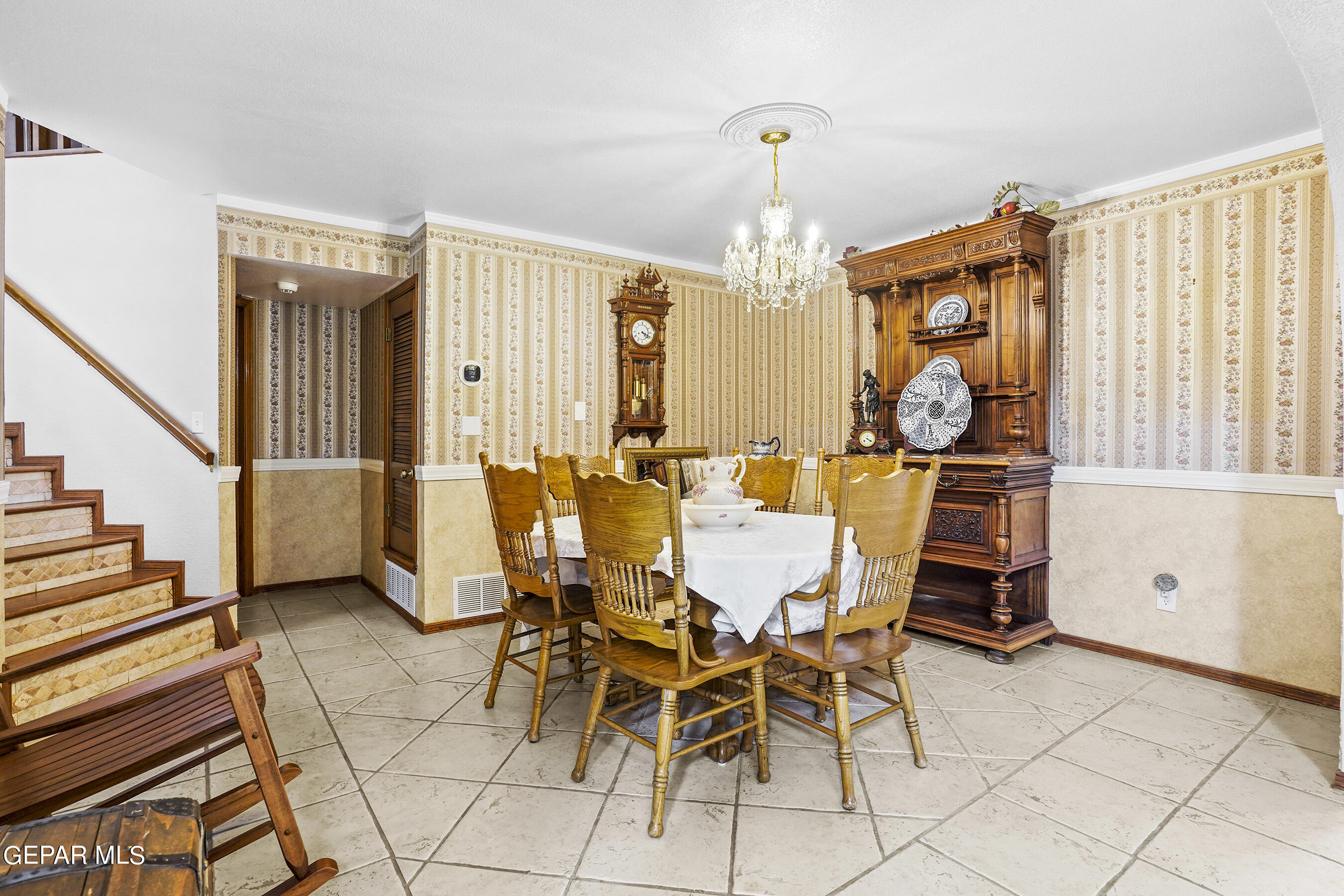 852 CRESTA ALTA Drive