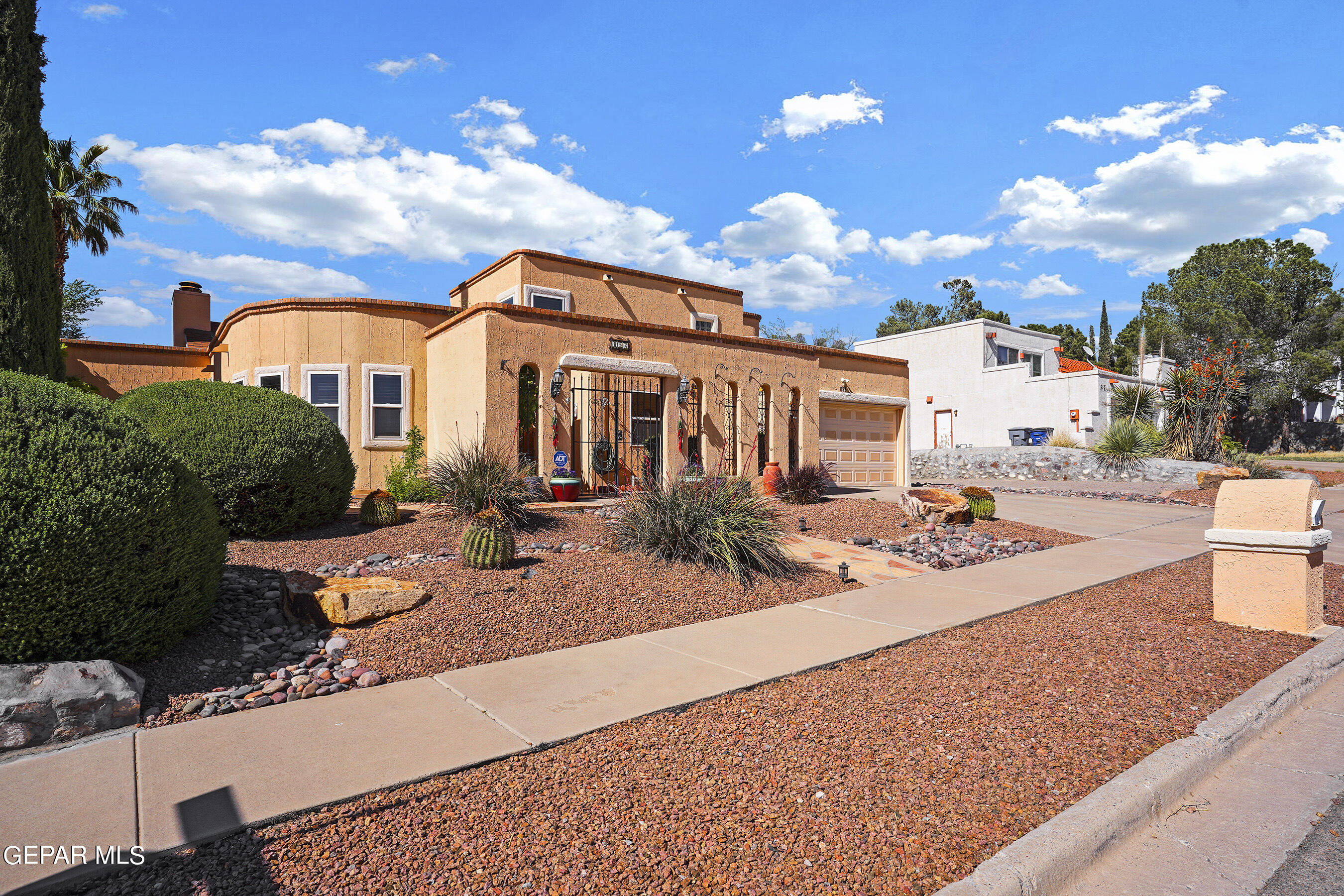 852 CRESTA ALTA Drive