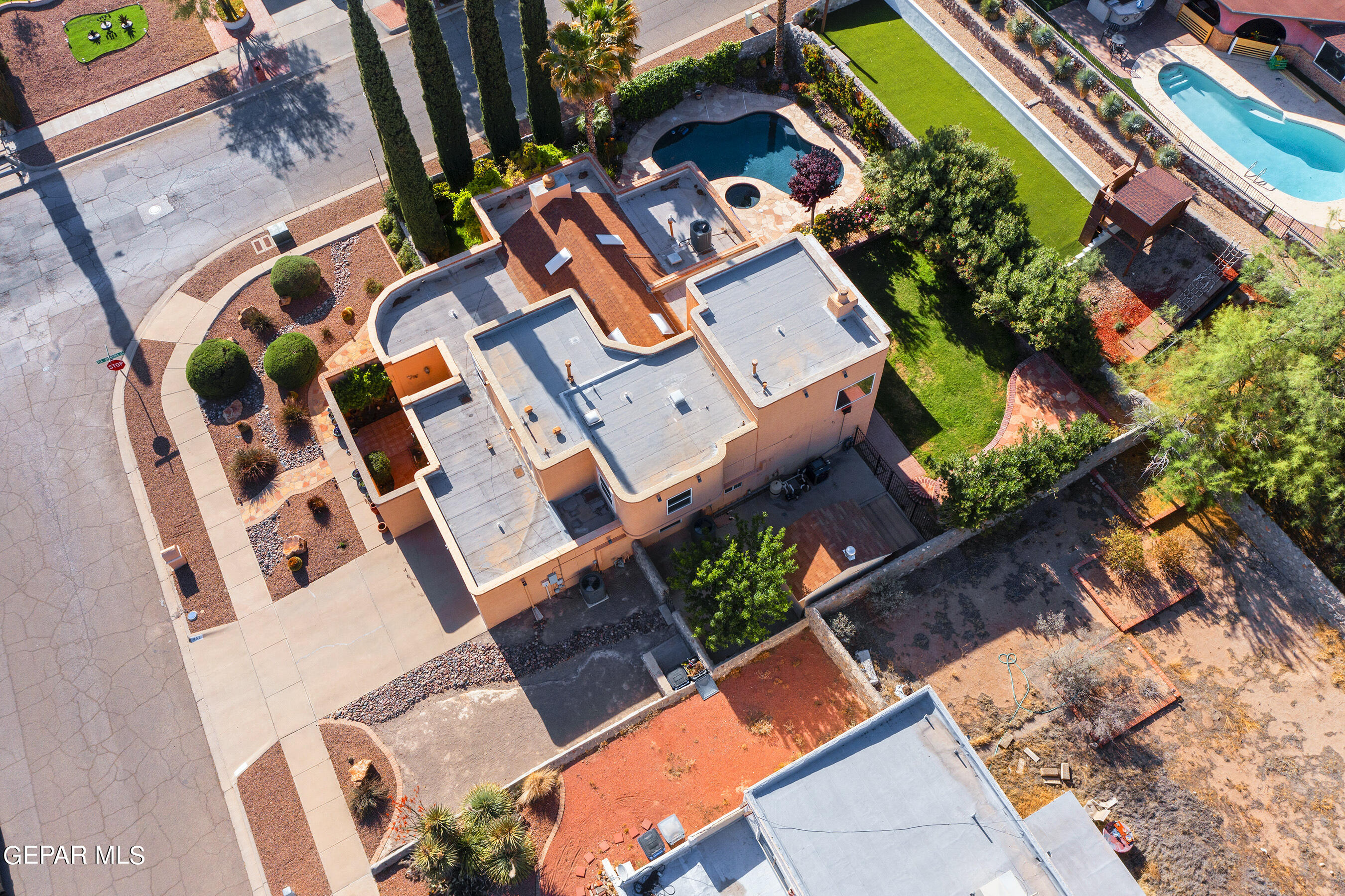 852 CRESTA ALTA Drive