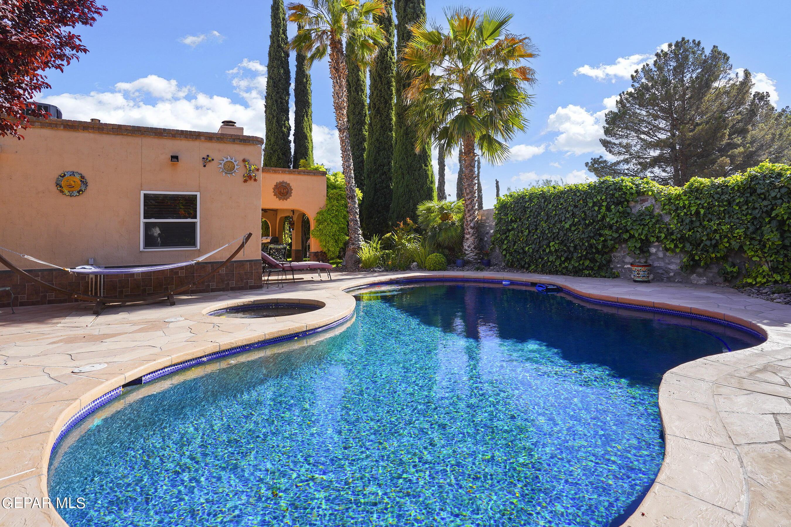 852 CRESTA ALTA Drive