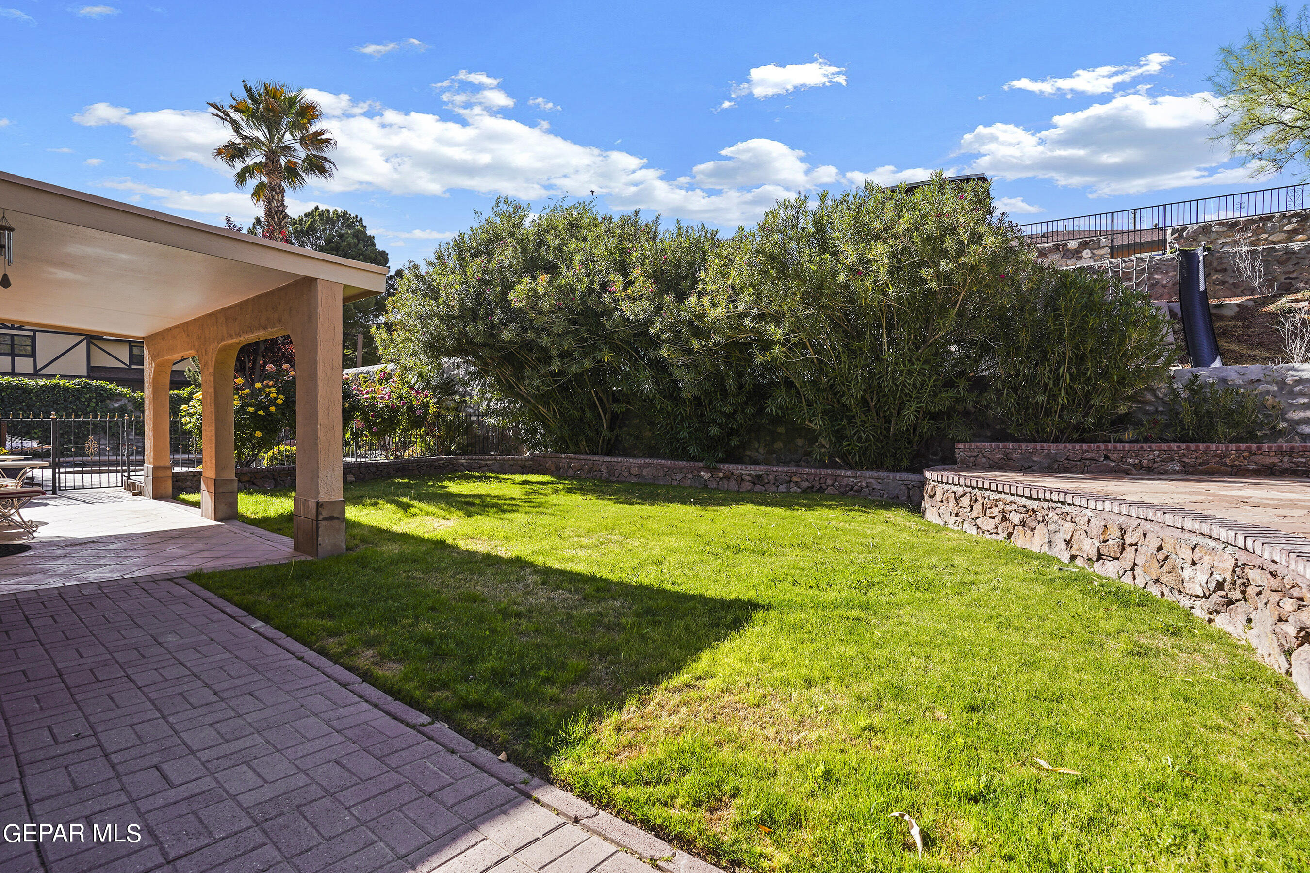 852 CRESTA ALTA Drive