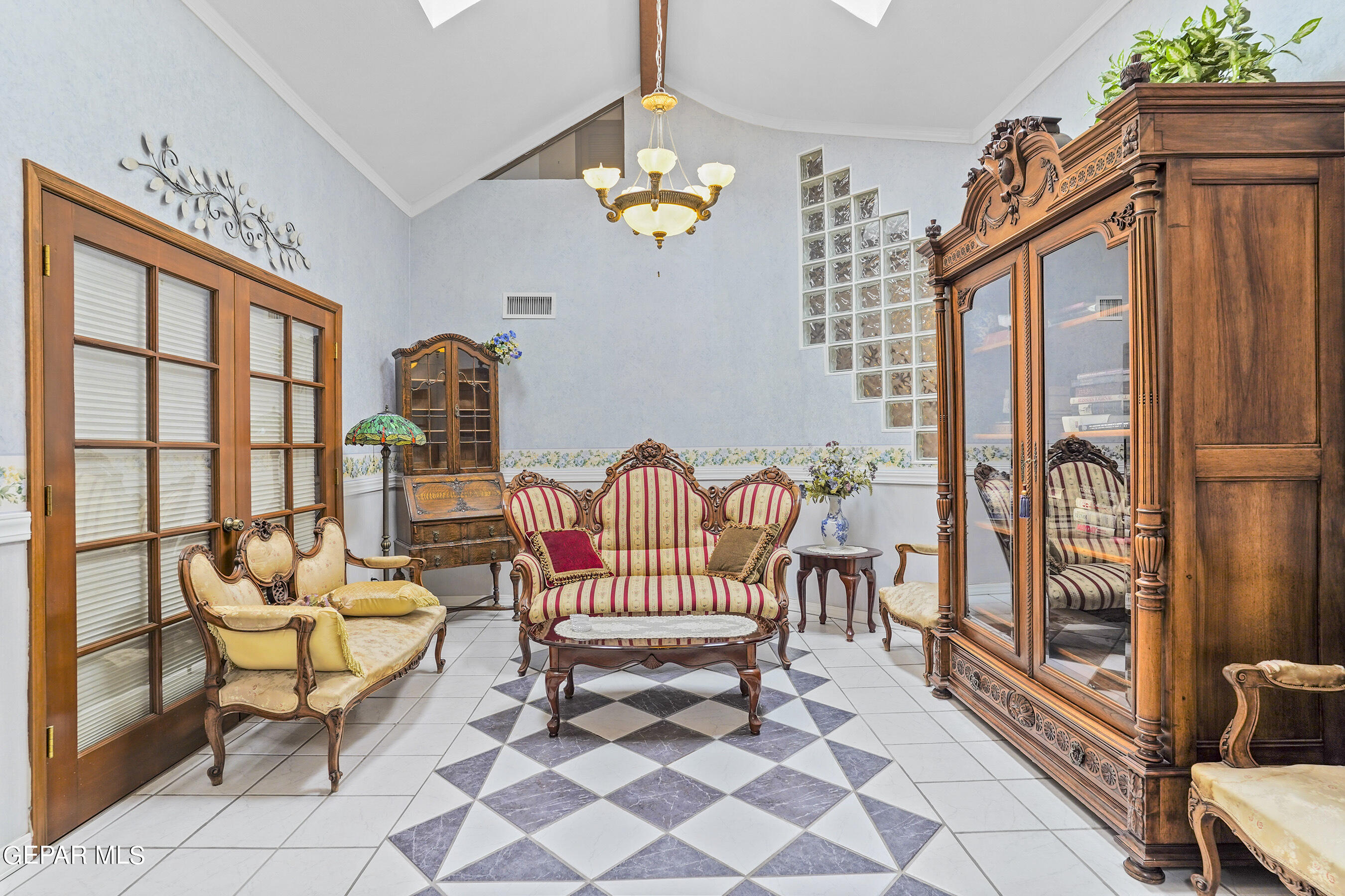 852 CRESTA ALTA Drive