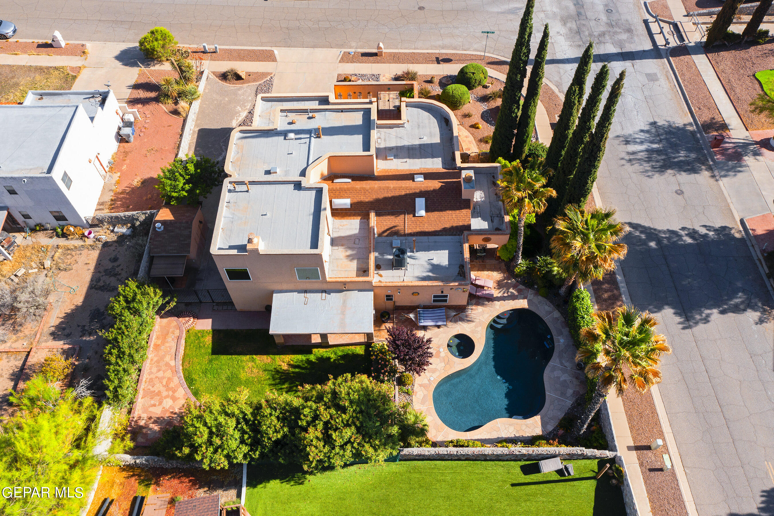 852 CRESTA ALTA Drive