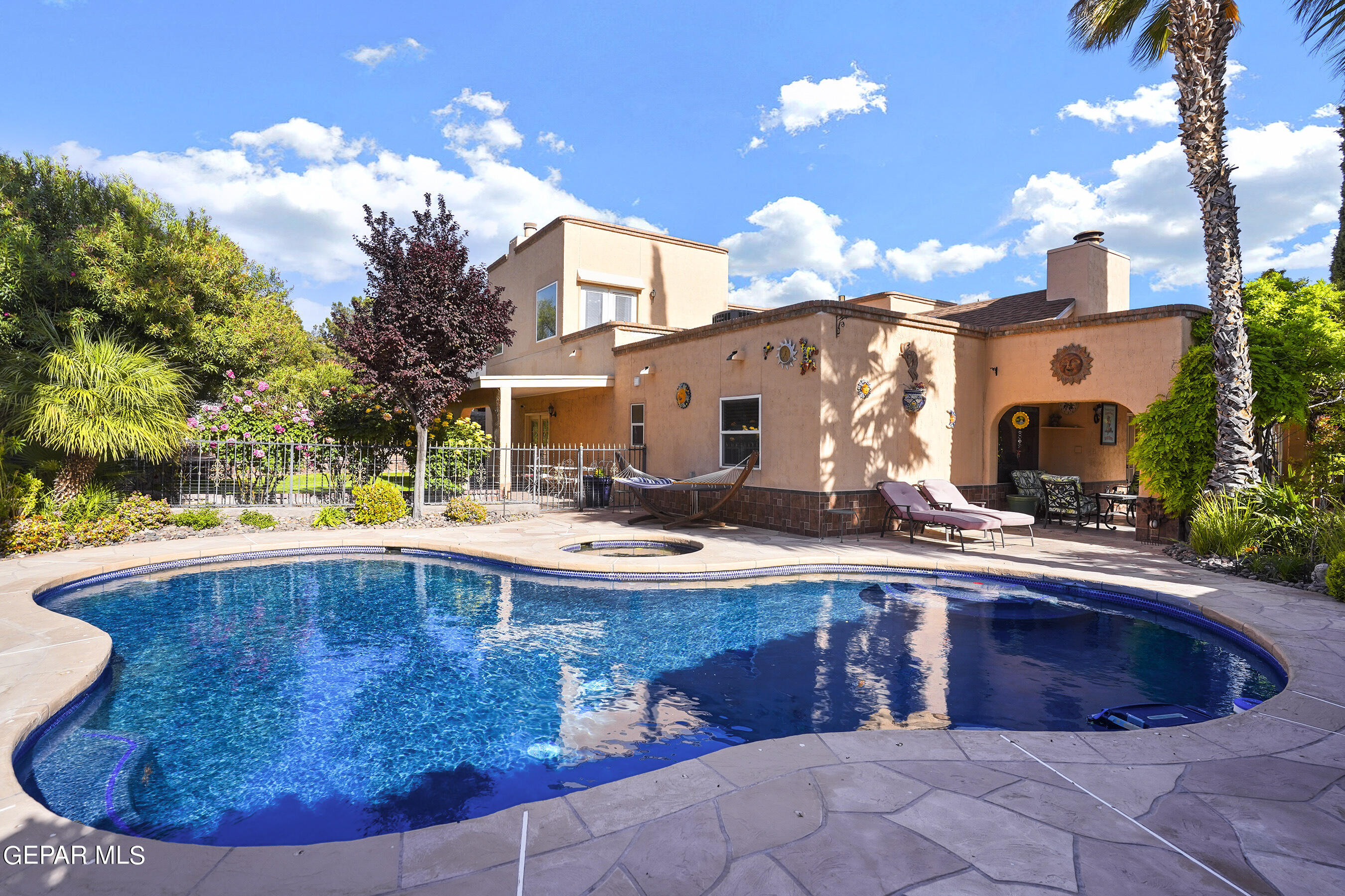 852 CRESTA ALTA Drive