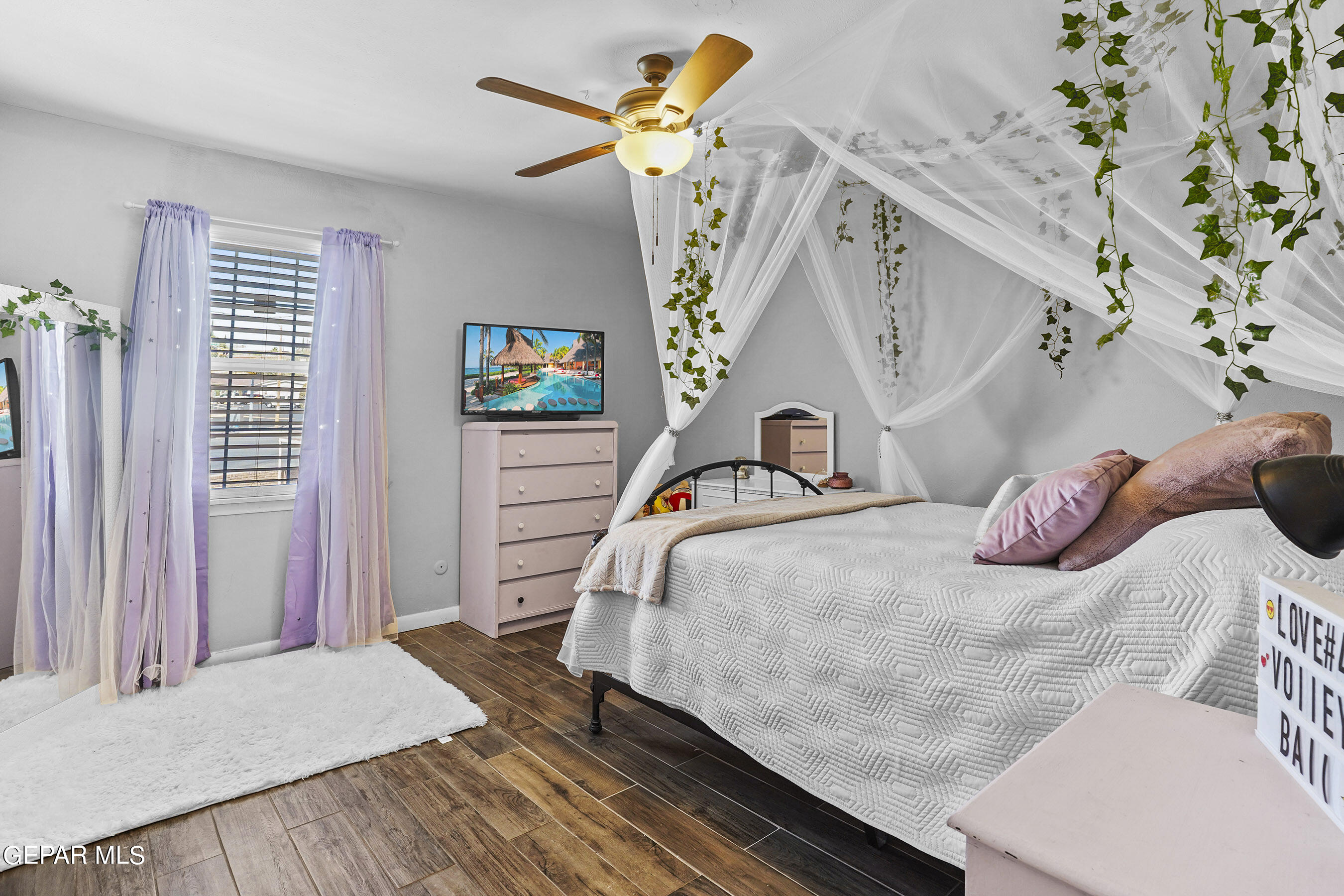 350 THUNDERBIRD Drive, 24