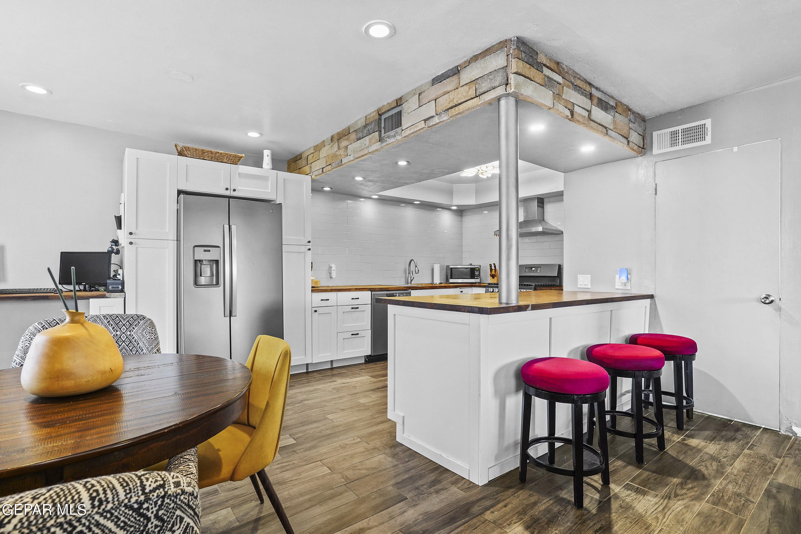 350 THUNDERBIRD Drive, 24