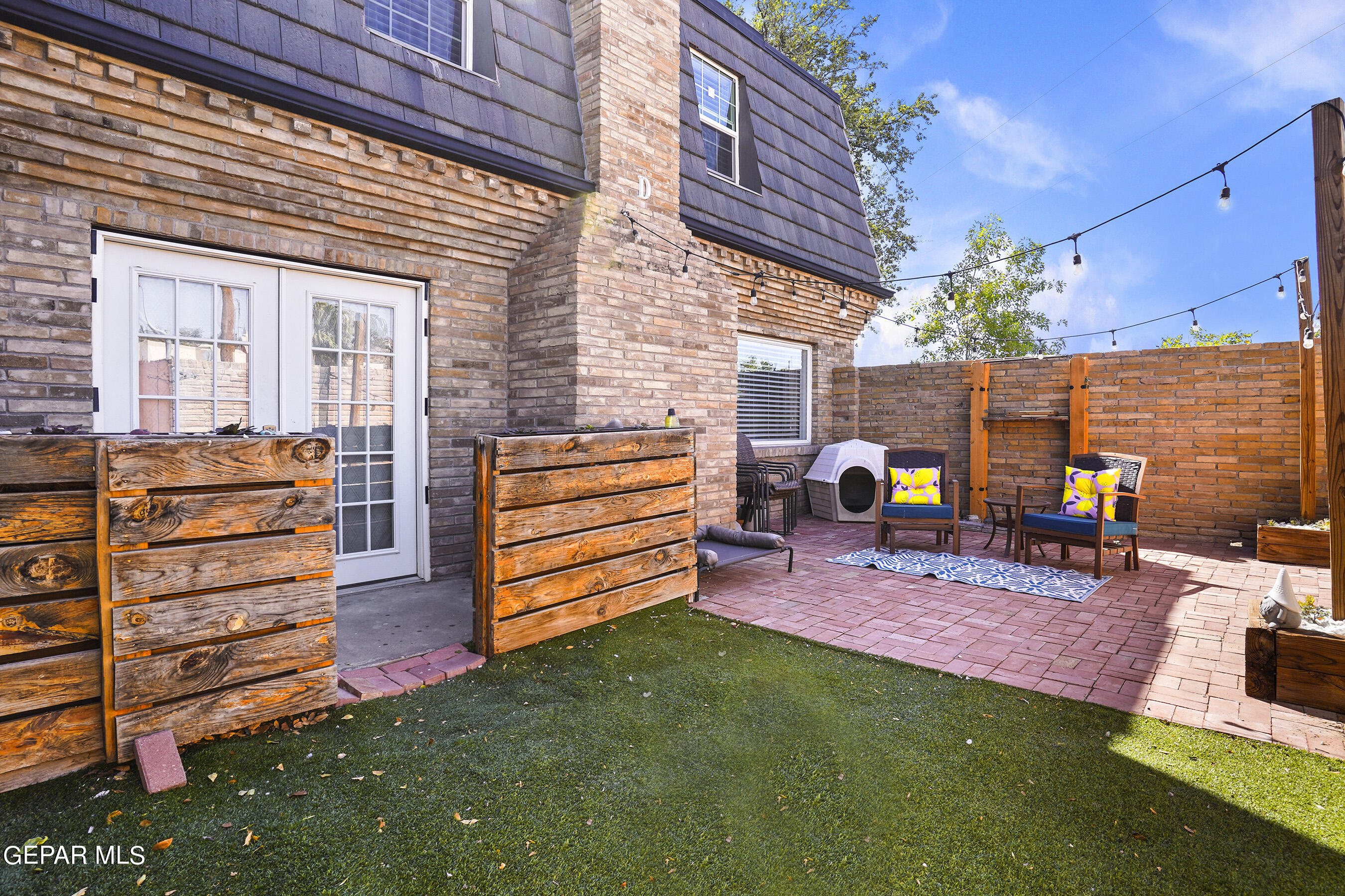 350 THUNDERBIRD Drive, 24