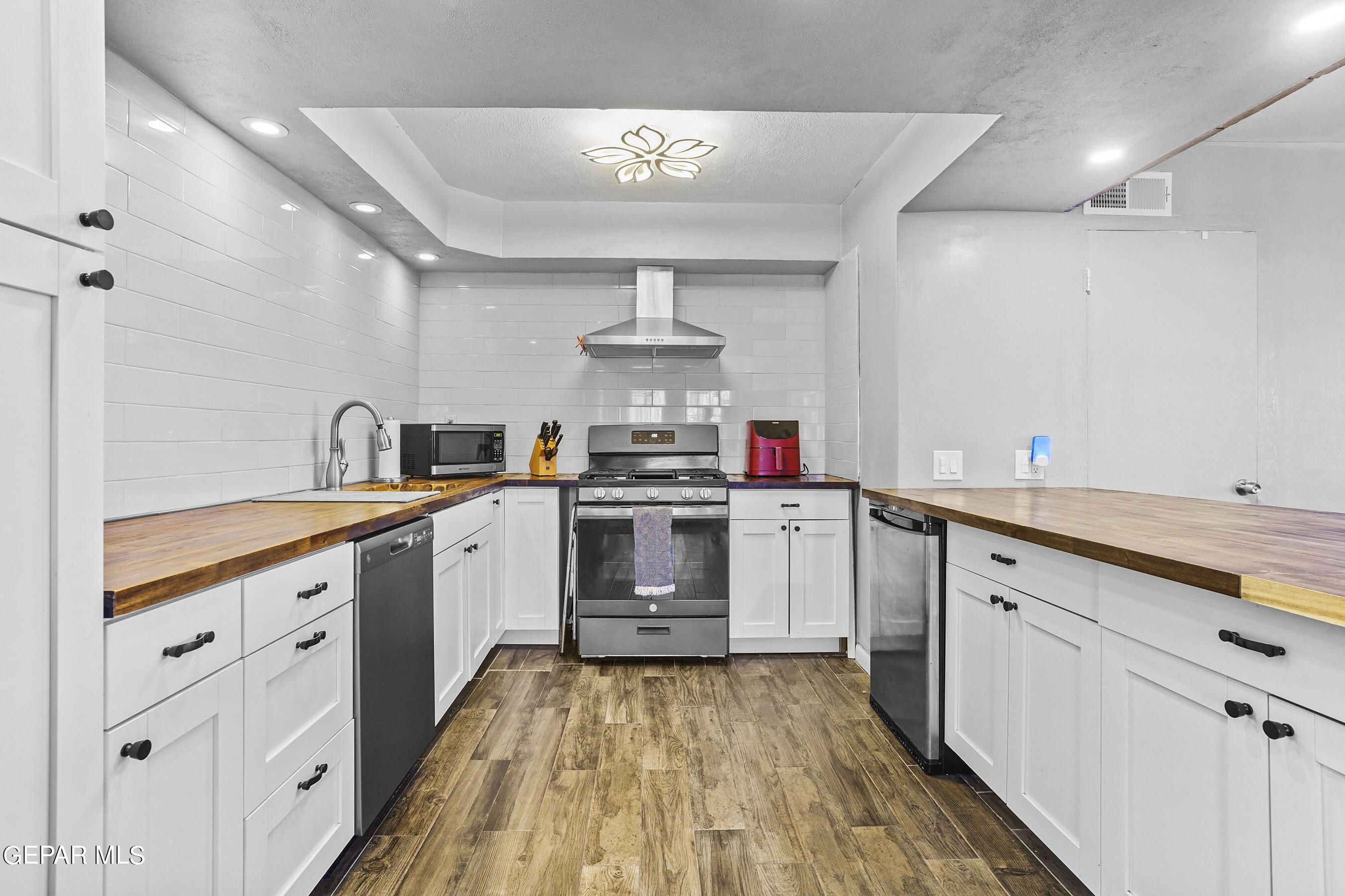 350 THUNDERBIRD Drive, 24