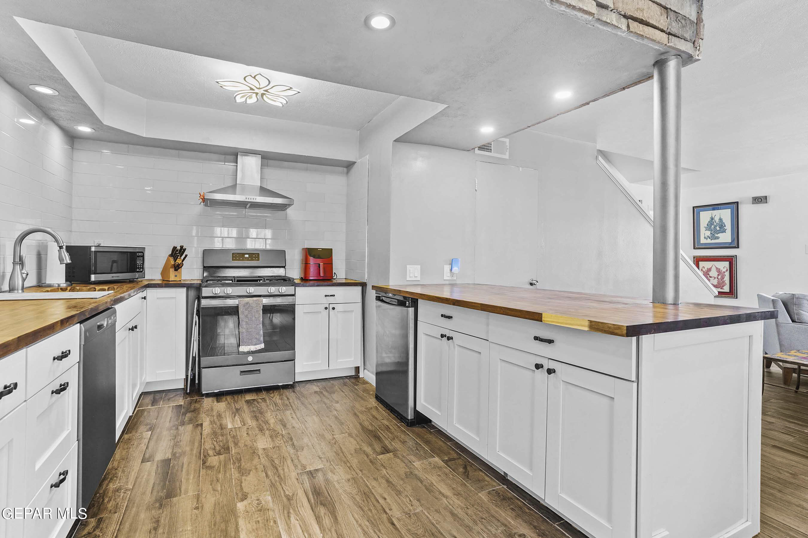 350 THUNDERBIRD Drive, 24