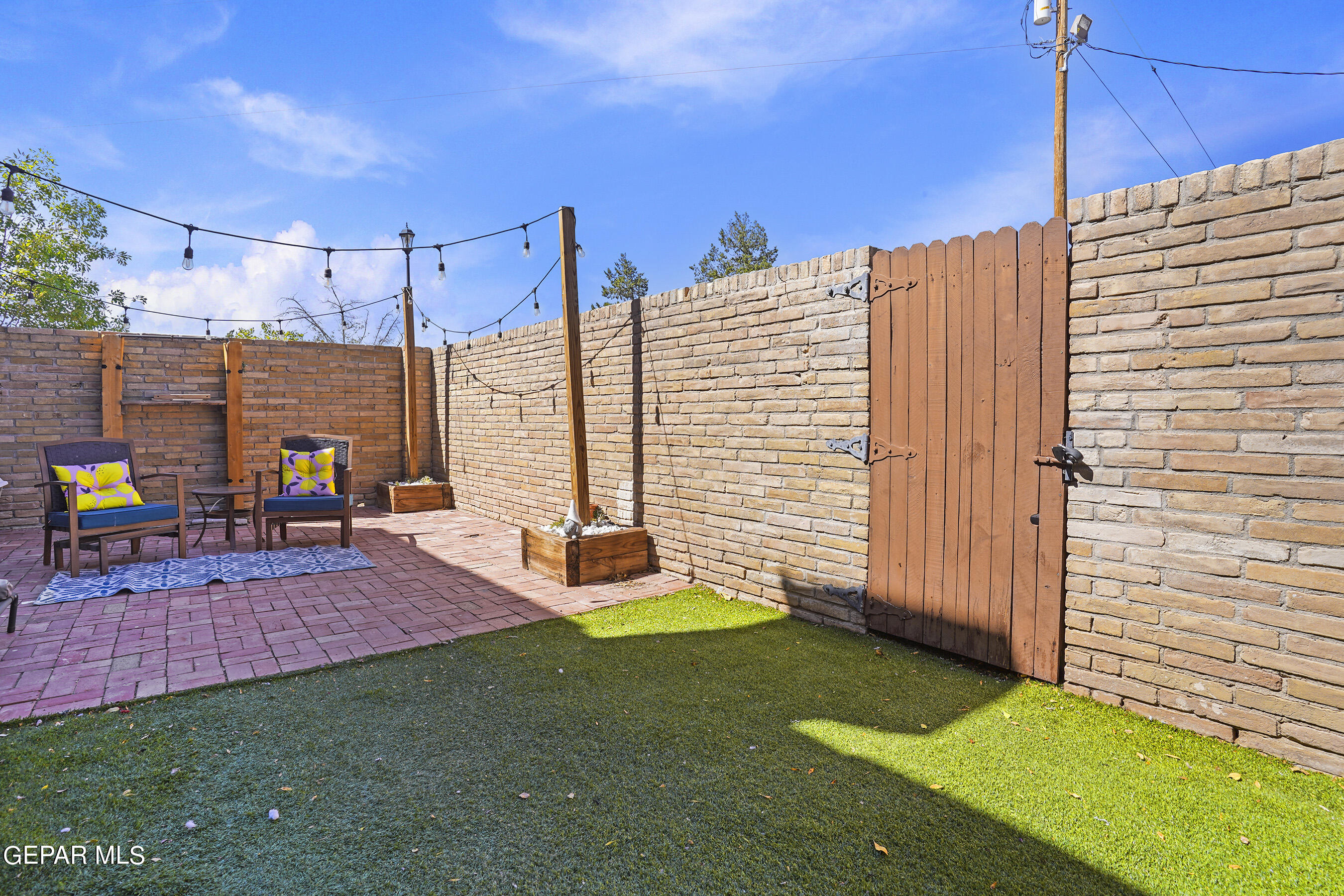 350 THUNDERBIRD Drive, 24