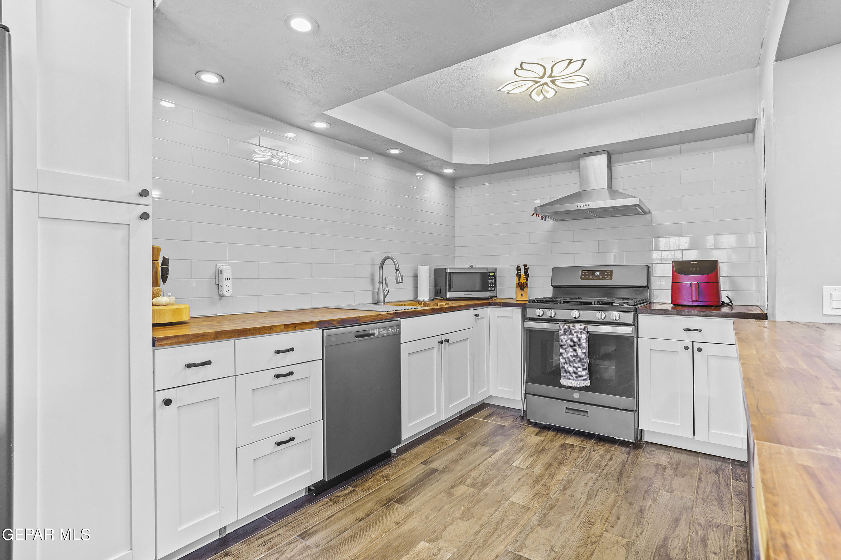 350 THUNDERBIRD Drive, 24