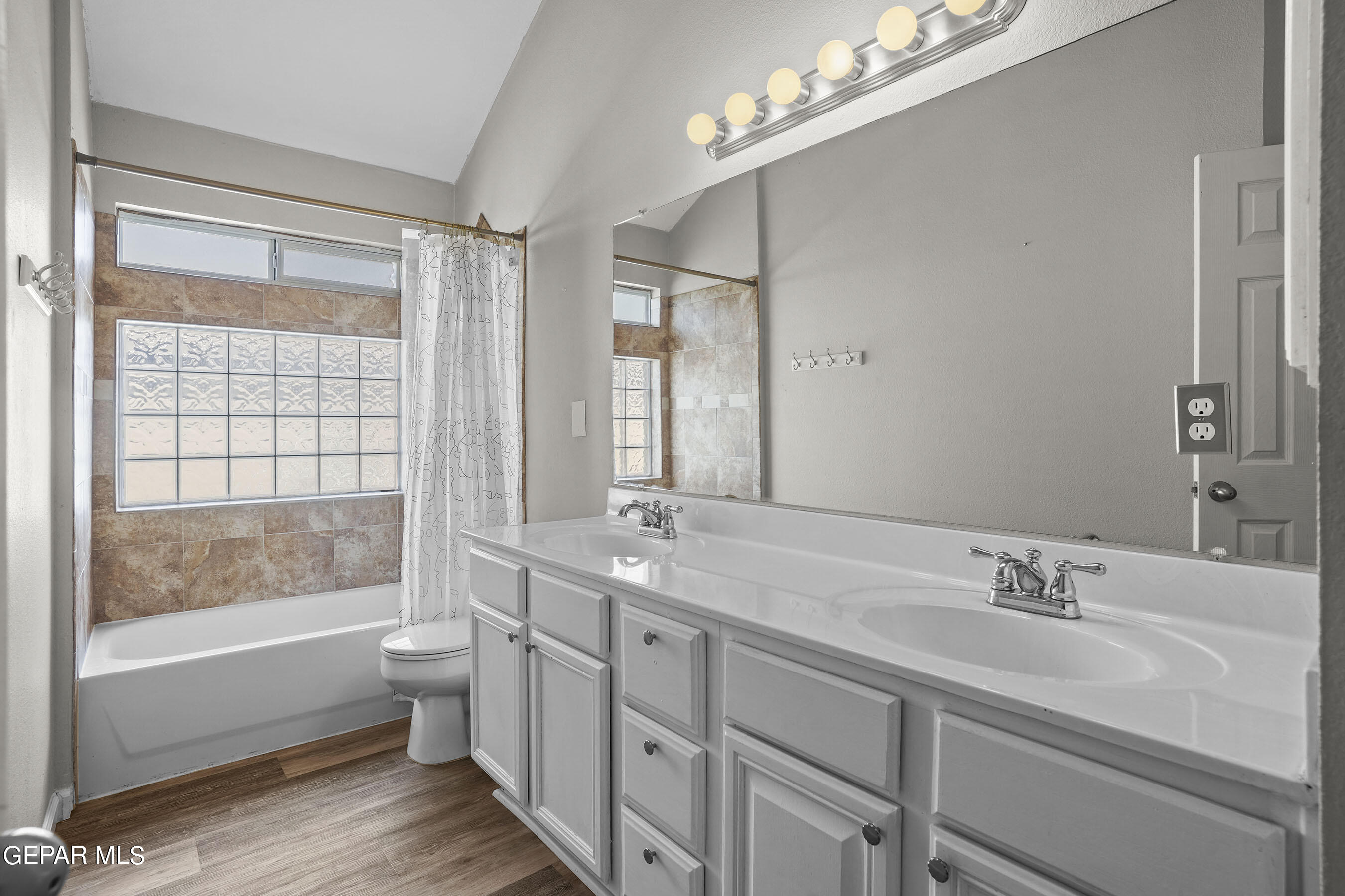 11241 NORTHVIEW Street