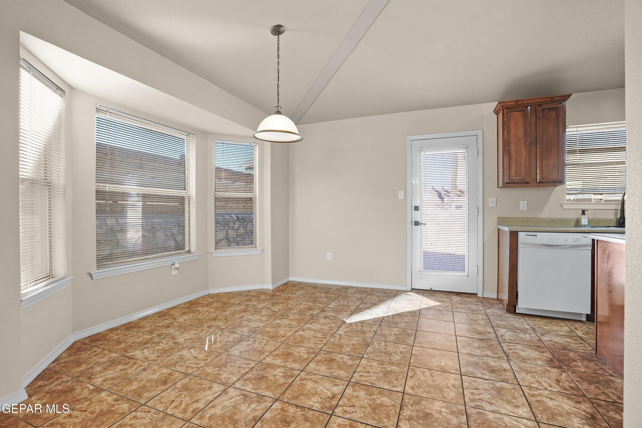 6237 LOVEBIRD Lane