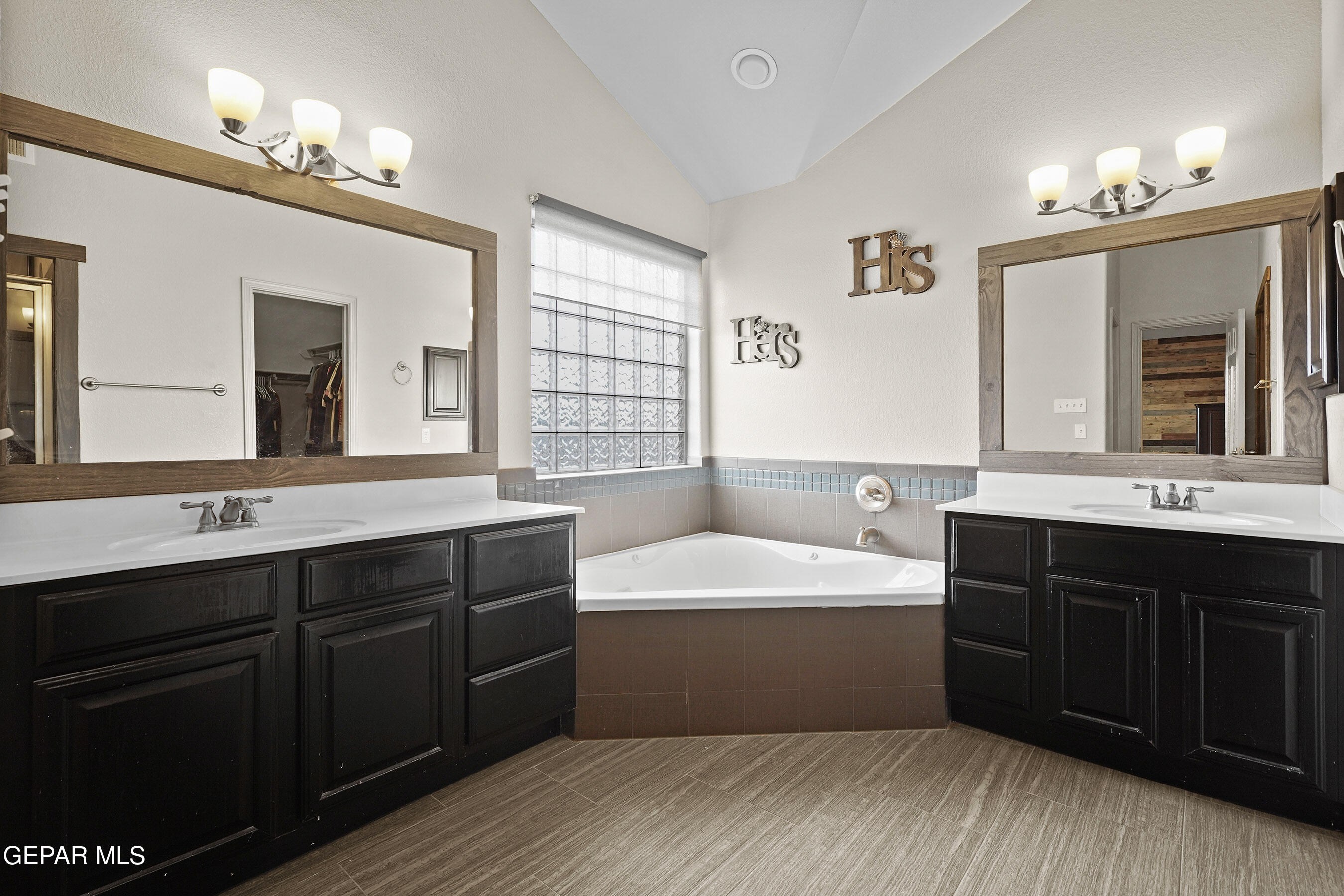 5017 MOON RANCH Lane