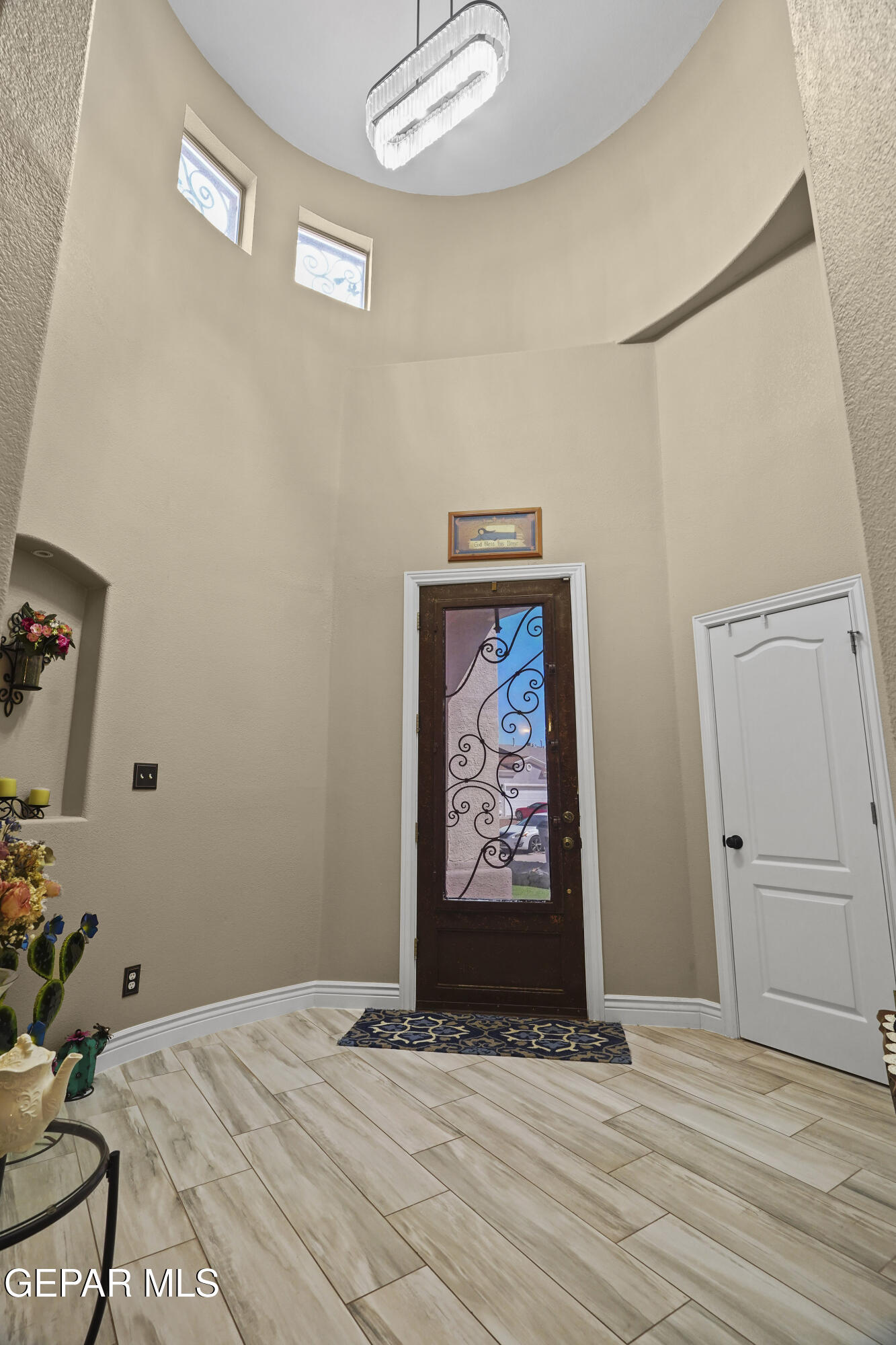 5552 GUSTAVO MADRID Lane