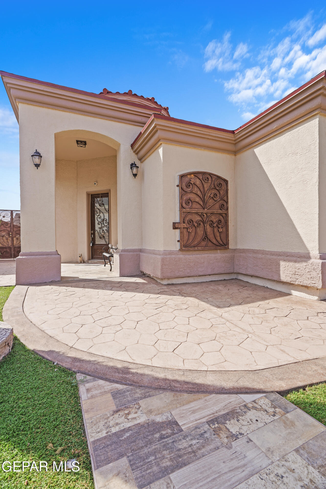 5552 GUSTAVO MADRID Lane