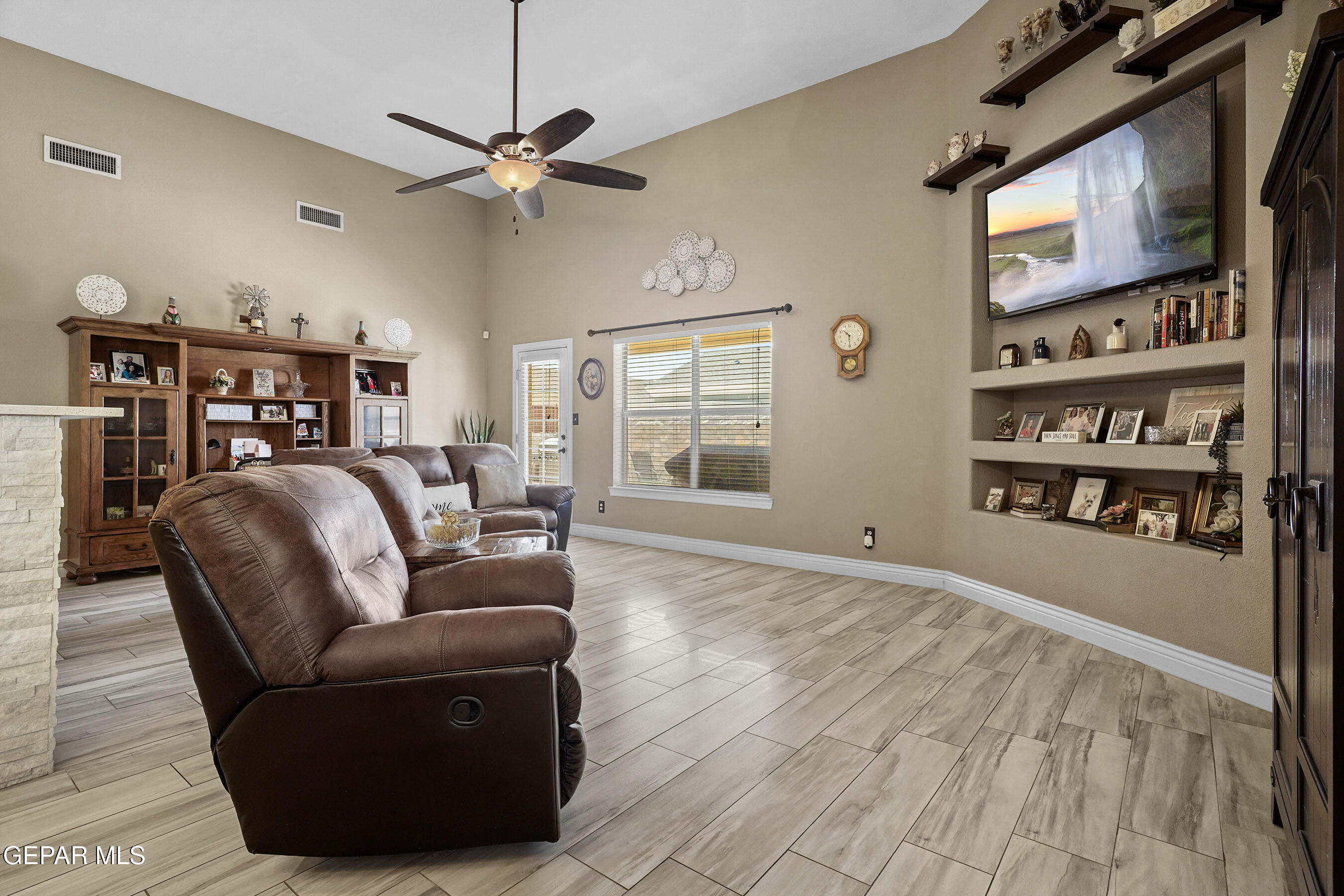 5552 GUSTAVO MADRID Lane