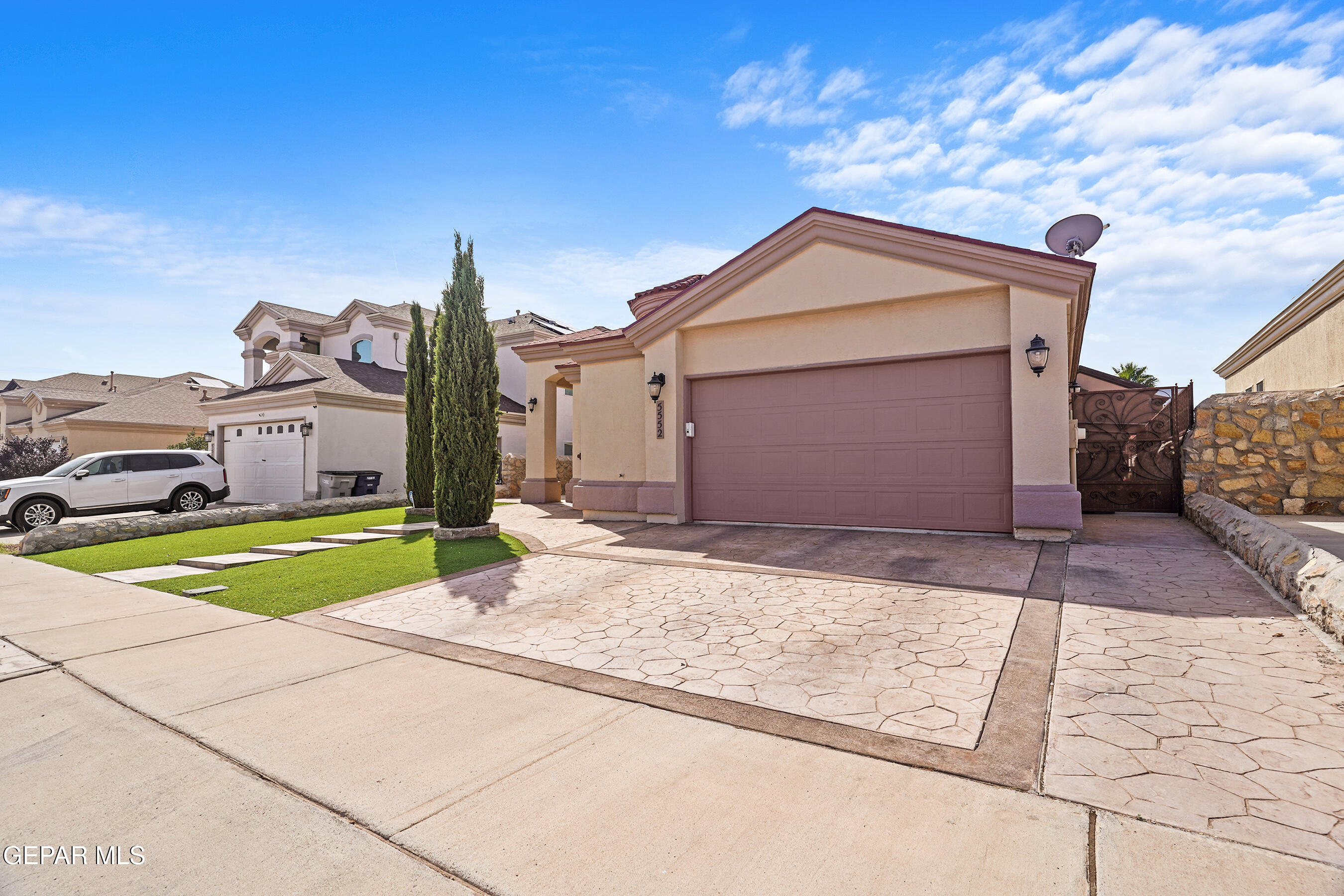 5552 GUSTAVO MADRID Lane