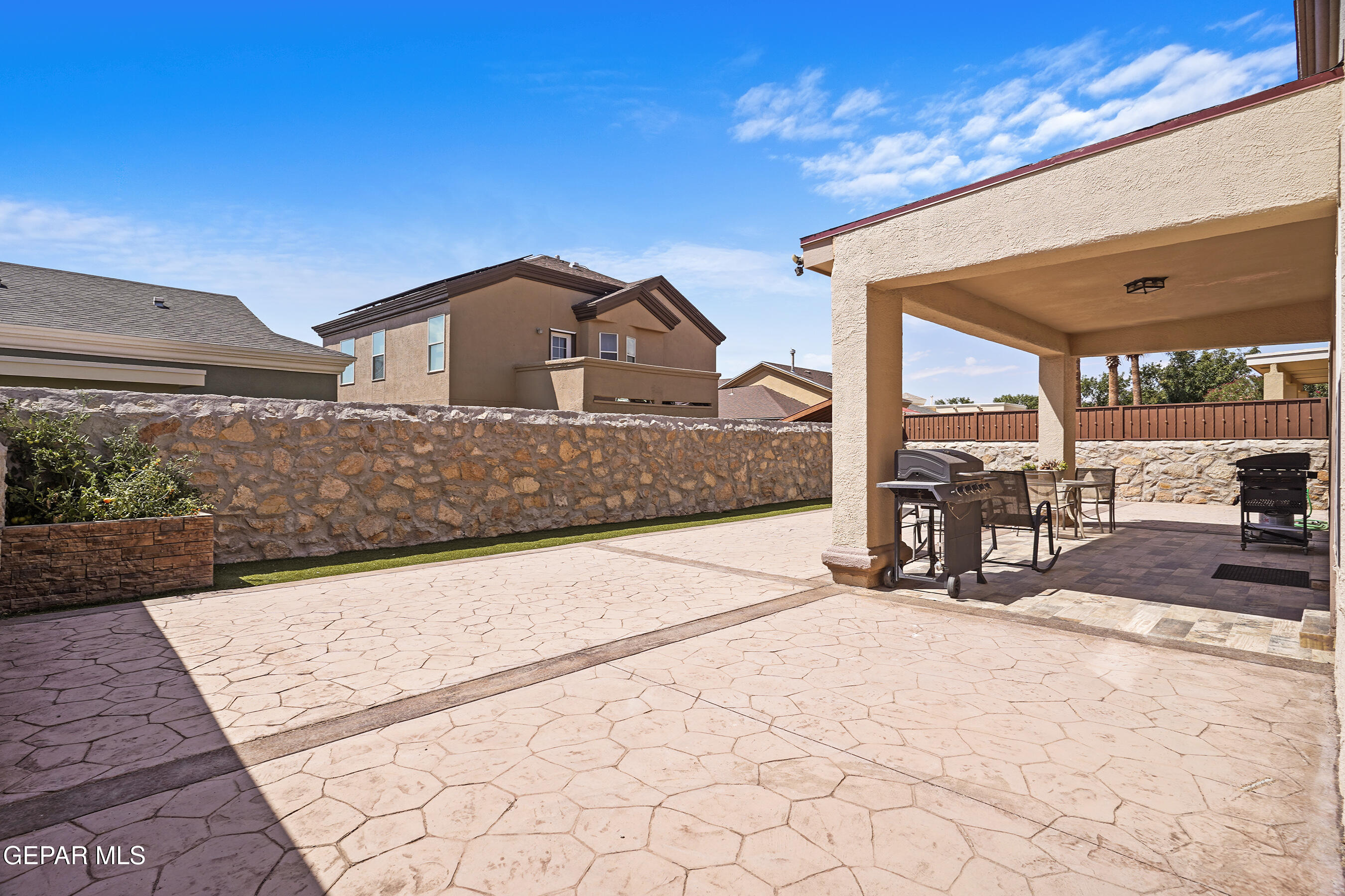 5552 GUSTAVO MADRID Lane