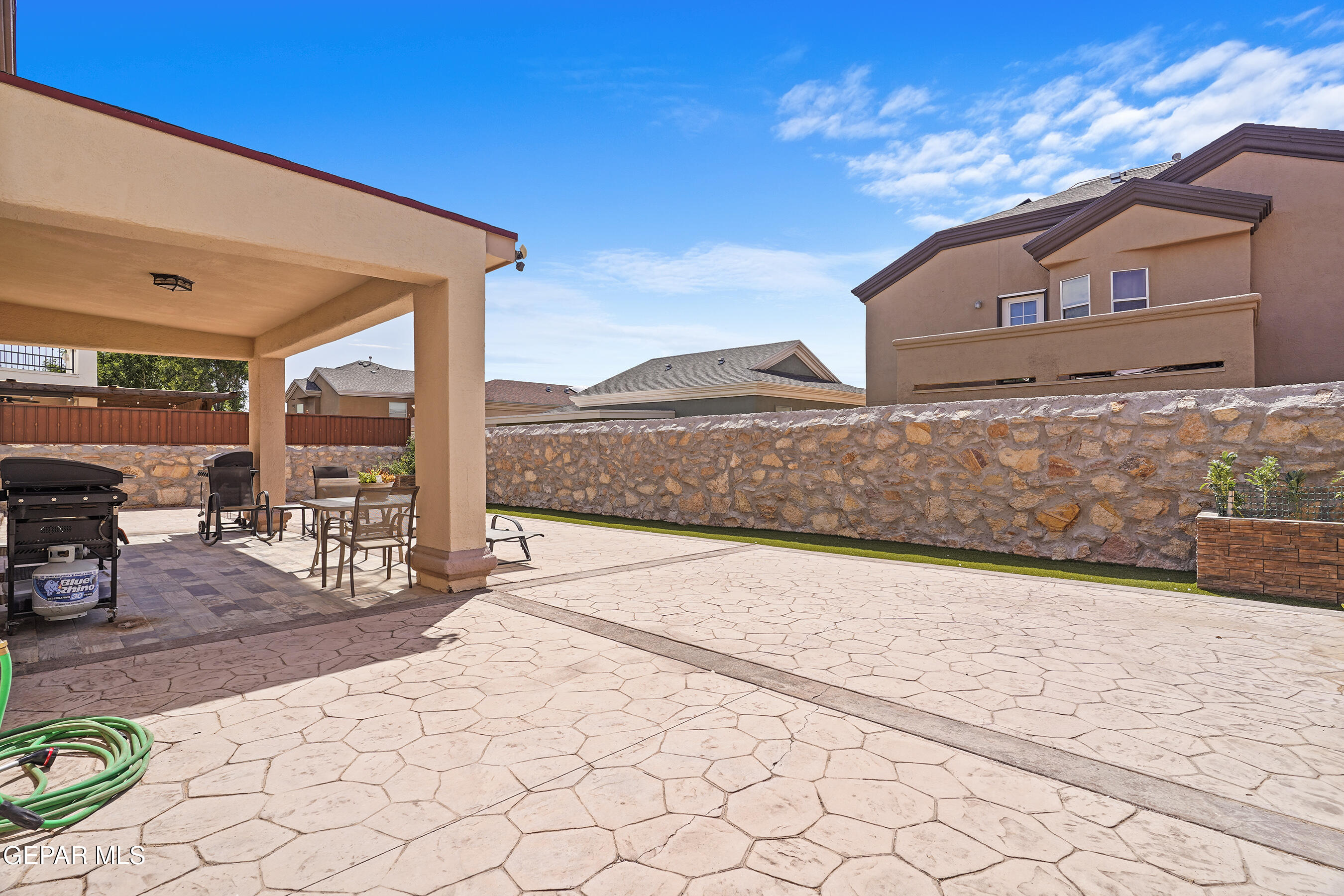 5552 GUSTAVO MADRID Lane