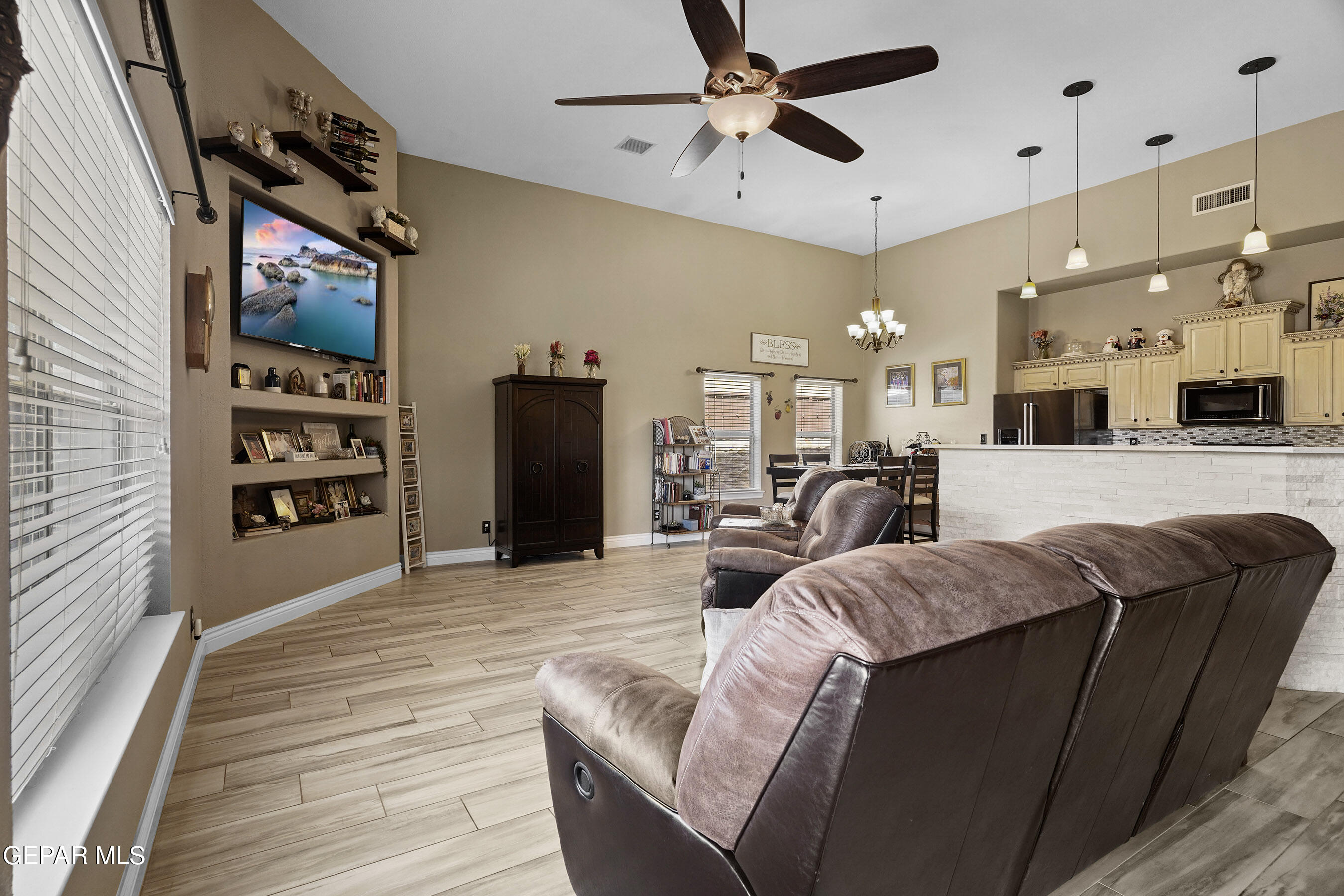 5552 GUSTAVO MADRID Lane