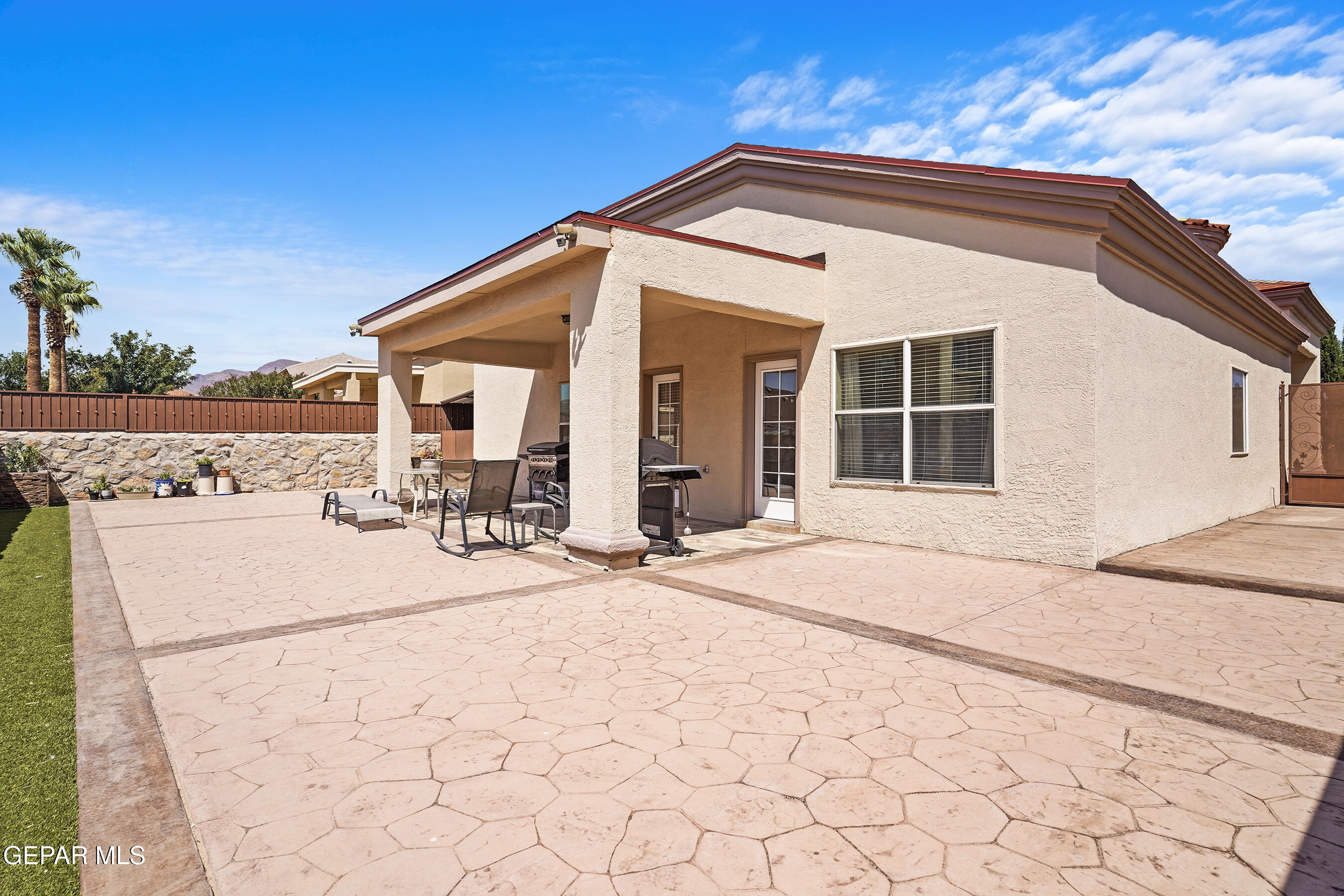 5552 GUSTAVO MADRID Lane