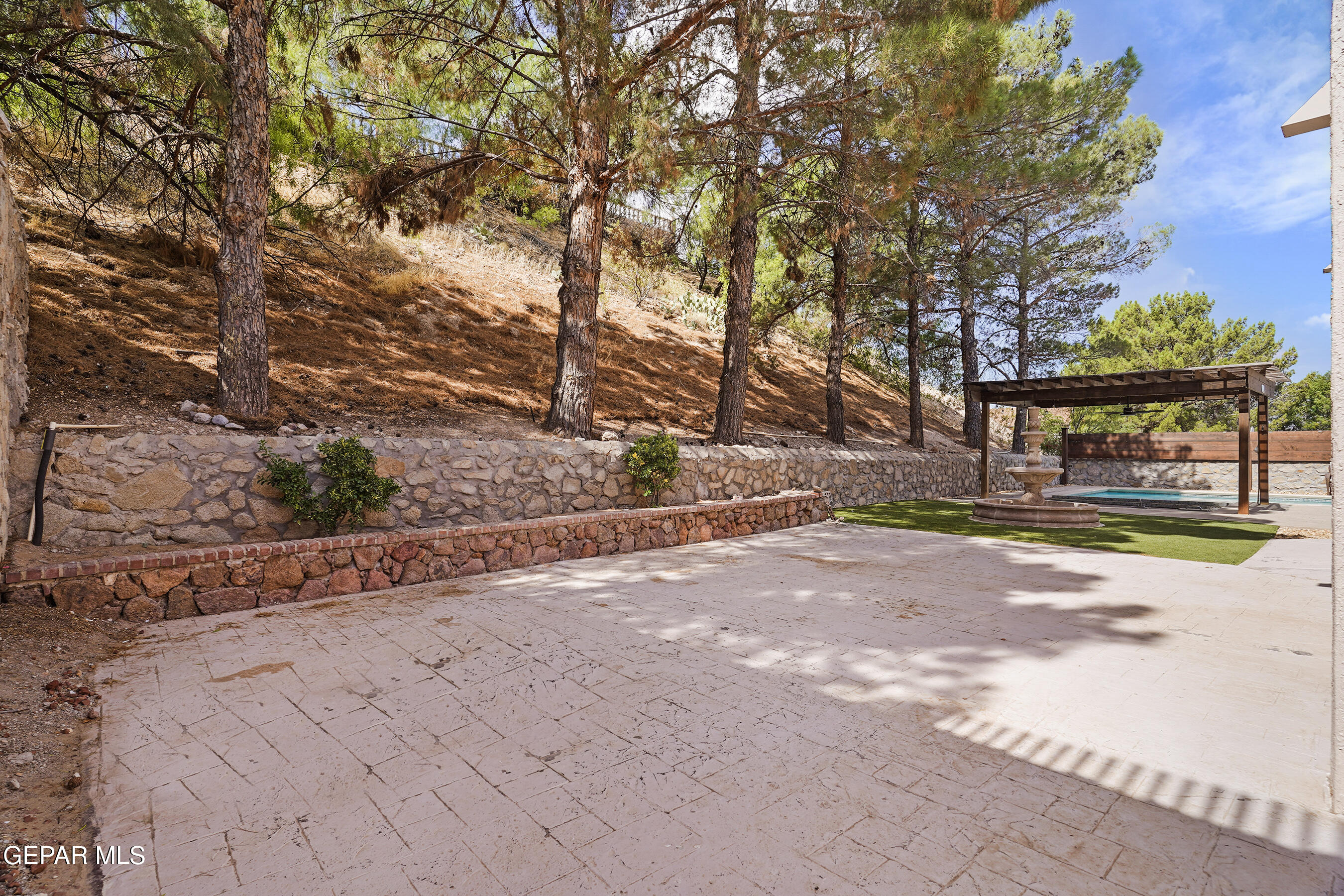 845 CRESTA ALTA Drive