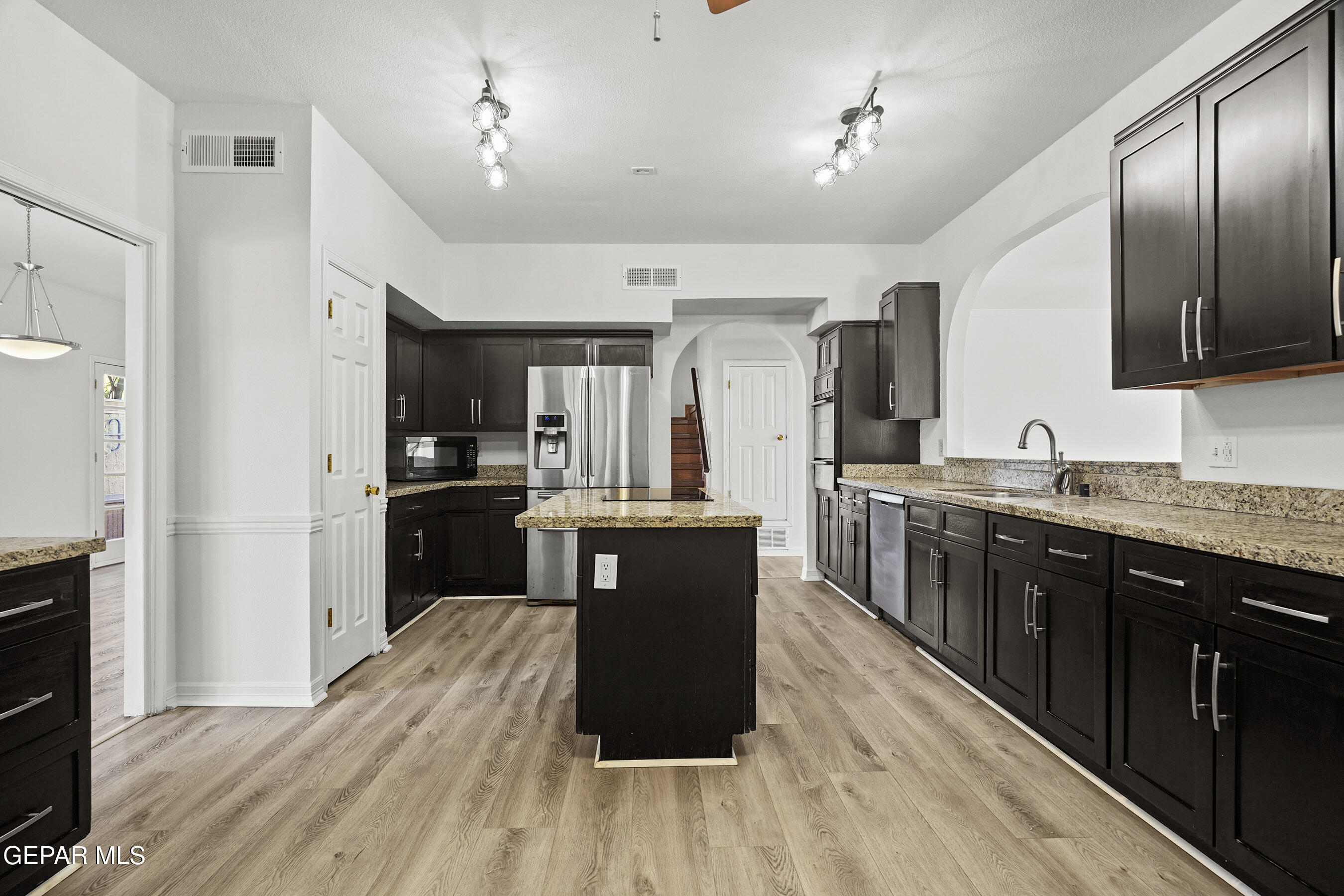 845 CRESTA ALTA Drive
