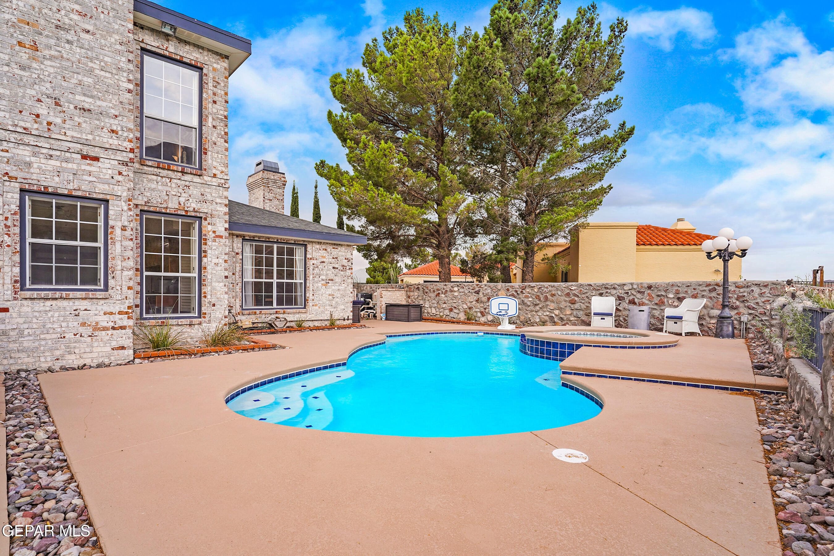5864 VIA CUESTA Drive