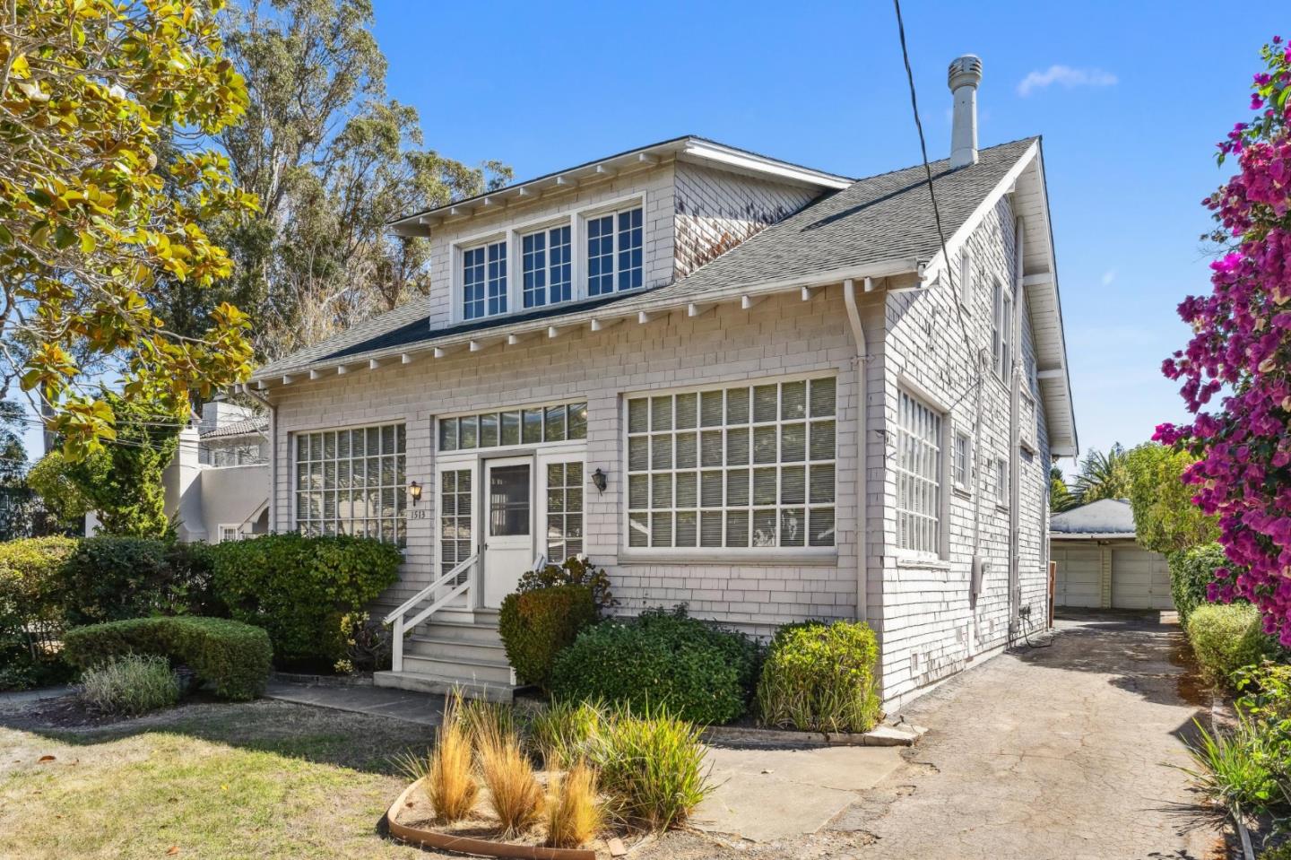 1513 Forest View AVE