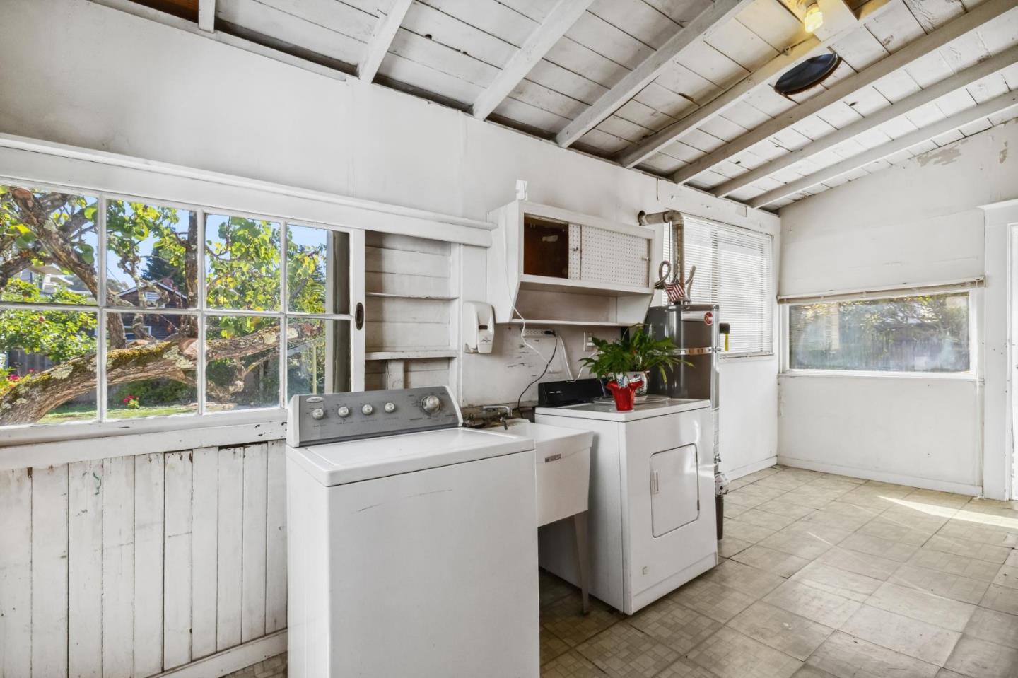 1513 Forest View AVE