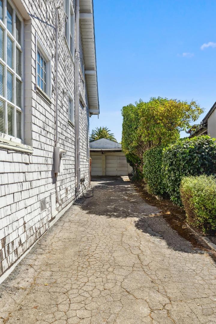 1513 Forest View AVE